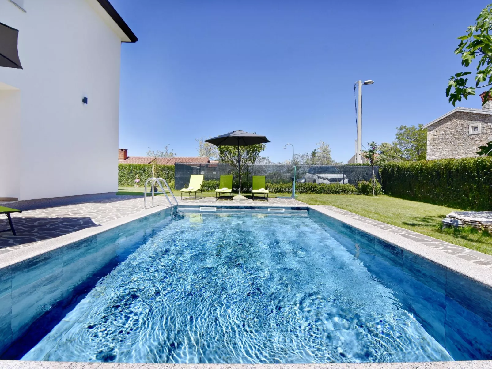 Apartment 2 in einer neuen Villa mit Pool in ruhiger Lage-Image-tags.info