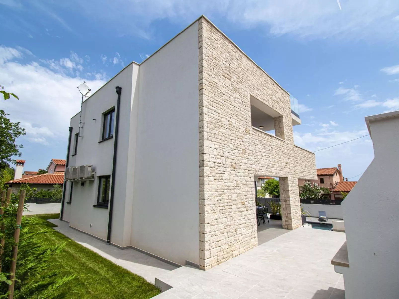 Schöne Villa im Dorf Ližnjan-Buiten