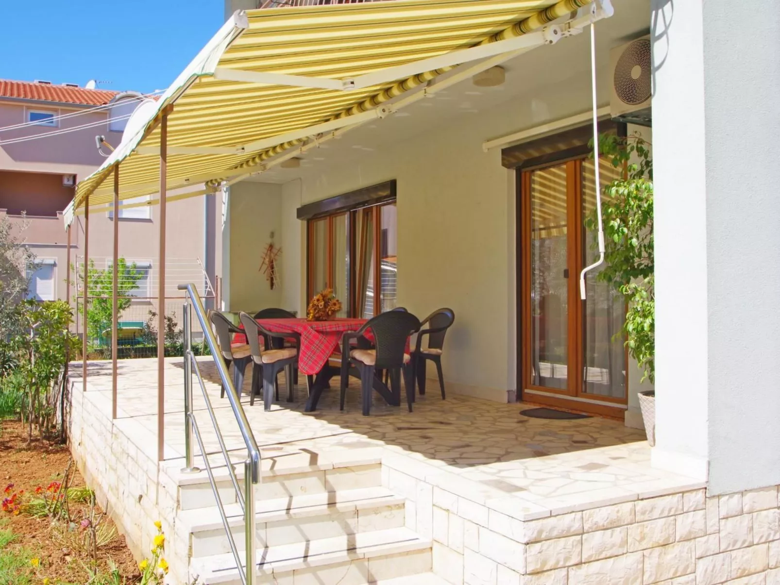 Geräumige Wohnung mit schöner Terrasse und Garten-Image-tags.info