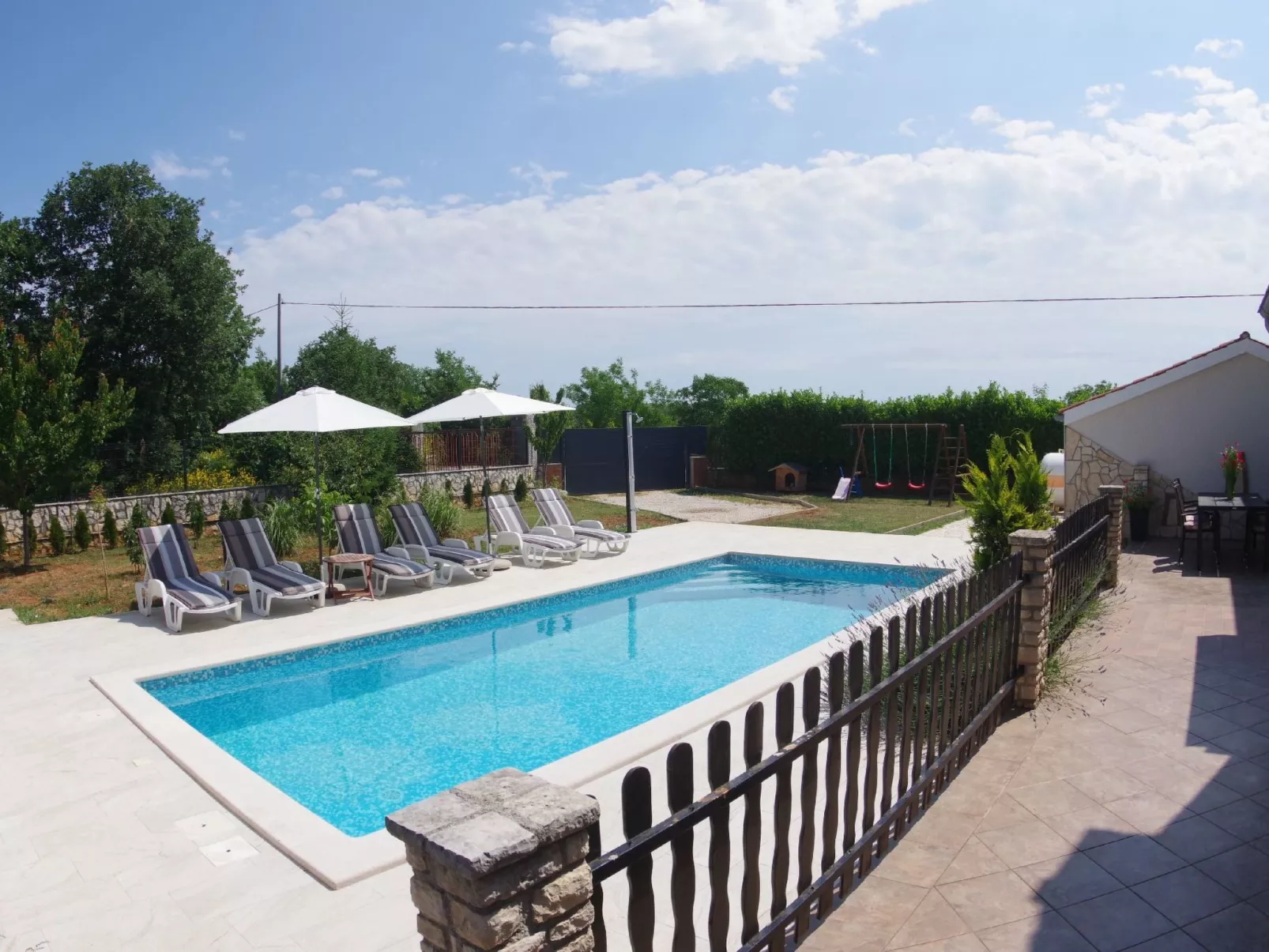 Geräumiges Ferienhaus mit 4 Schlafzimmern und privatem Pool-Buiten