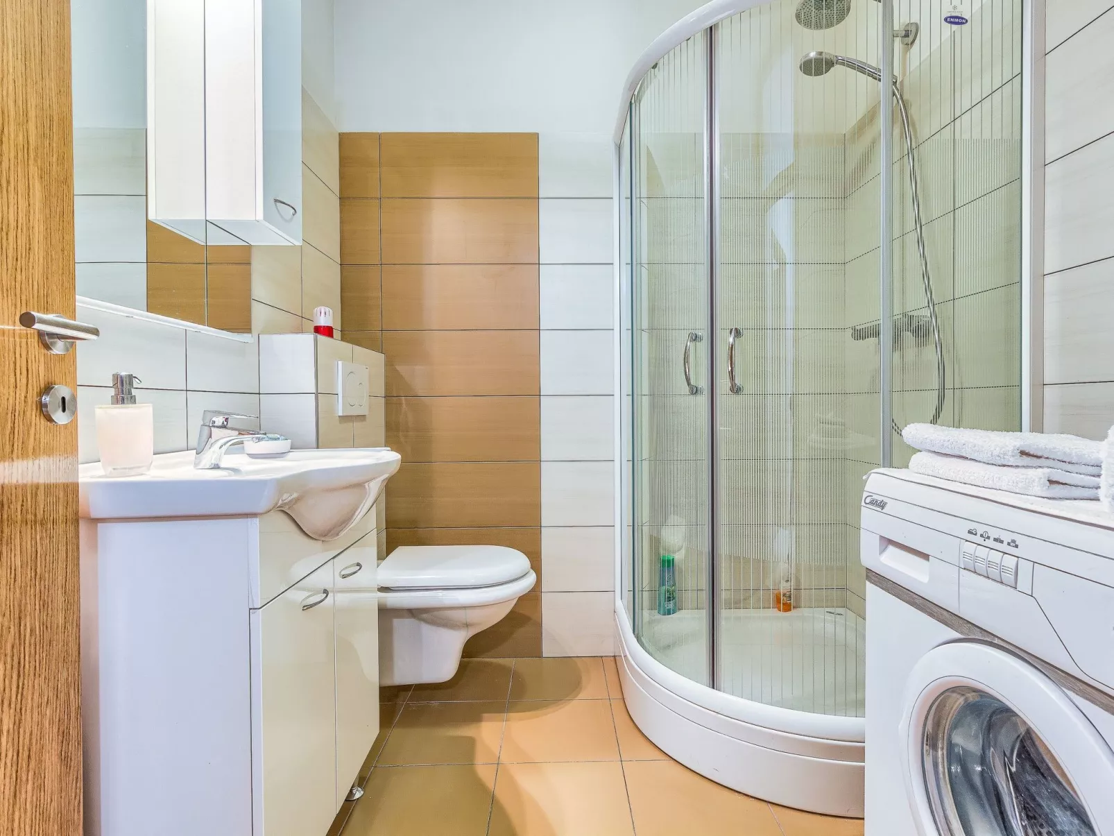 "Villa Rock" mit Blick auf das Wasser-Image-tags.info