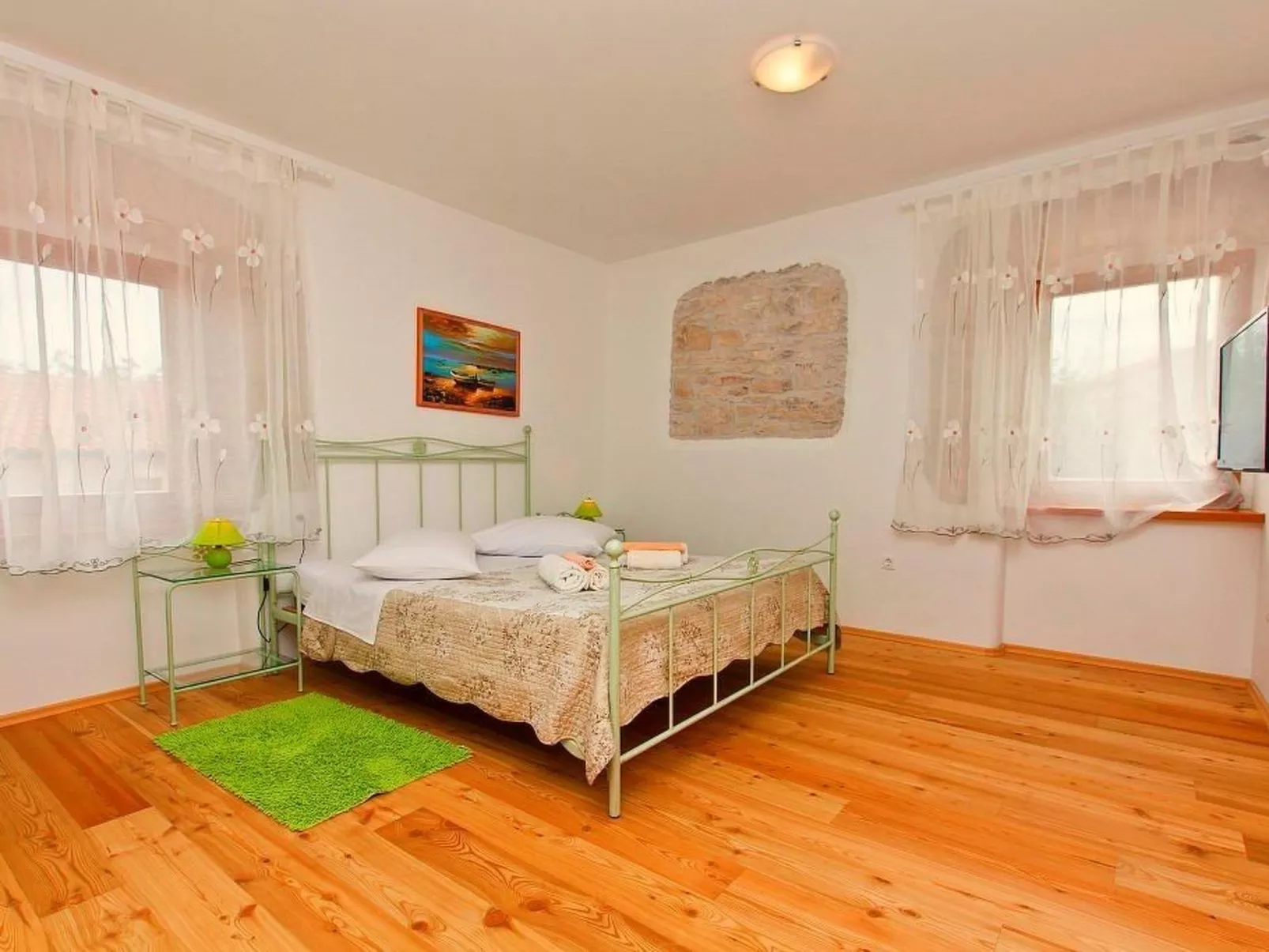 Gemütliches Ferienhaus in Peresiji mit Grill und Terrasse-Binnen