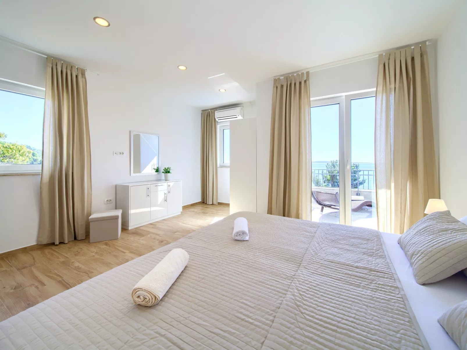 Geräumige, luxuriöse 5*-Ferienvilla mit Meerblick, eigenem Pool und großer Terr-Binnen