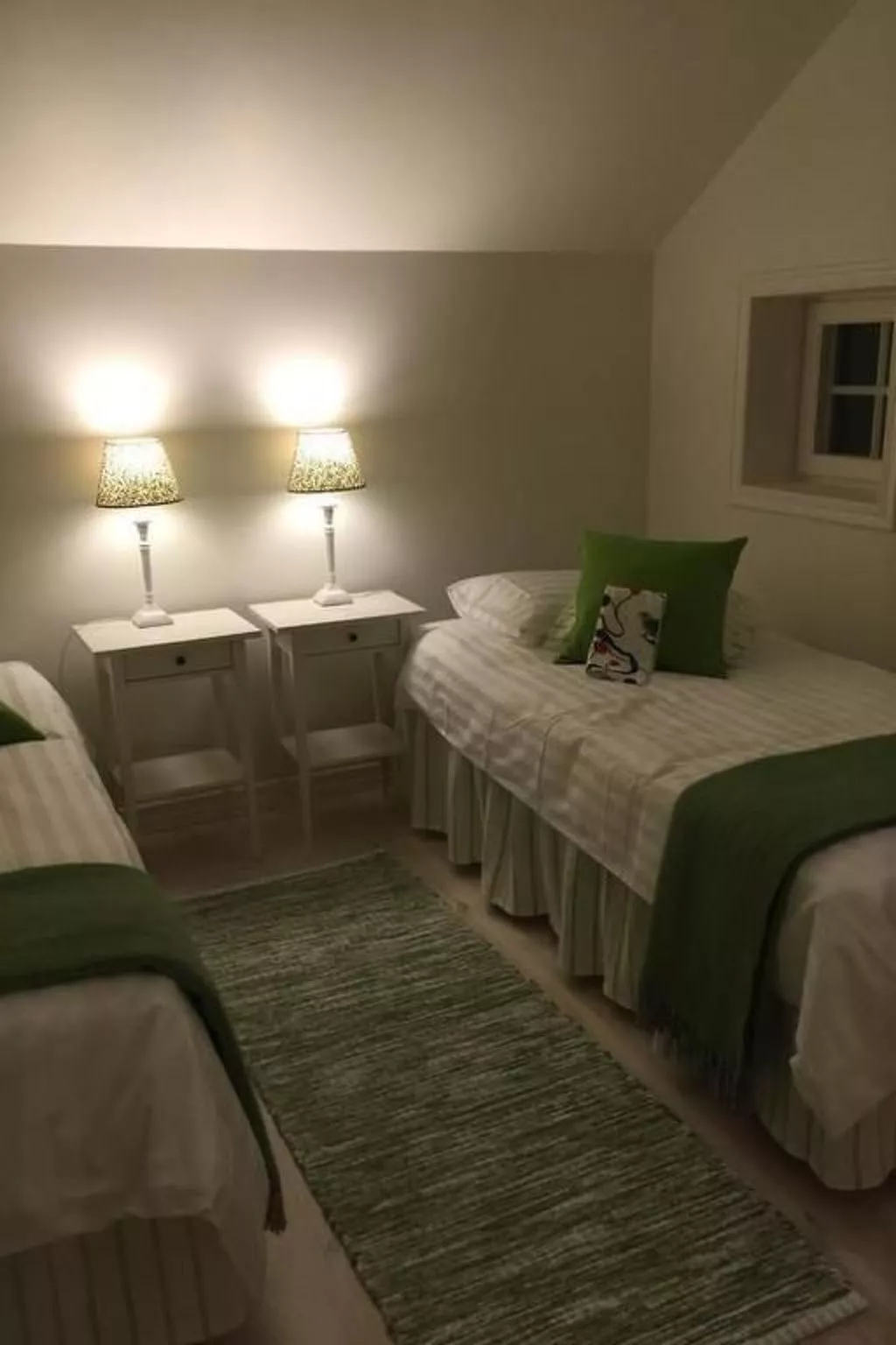 Grosses Sommerhaus direkt am See-Image-tags.info