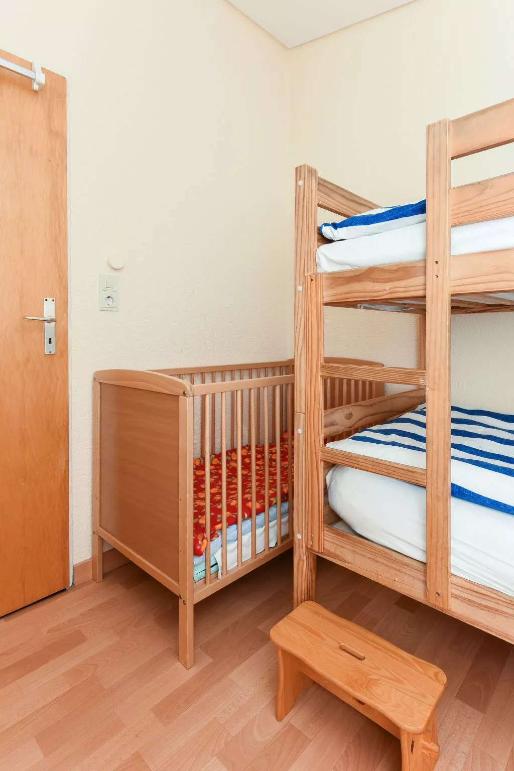 Strandnahes Ferienhaus mit Kinderspielplatz-Binnen