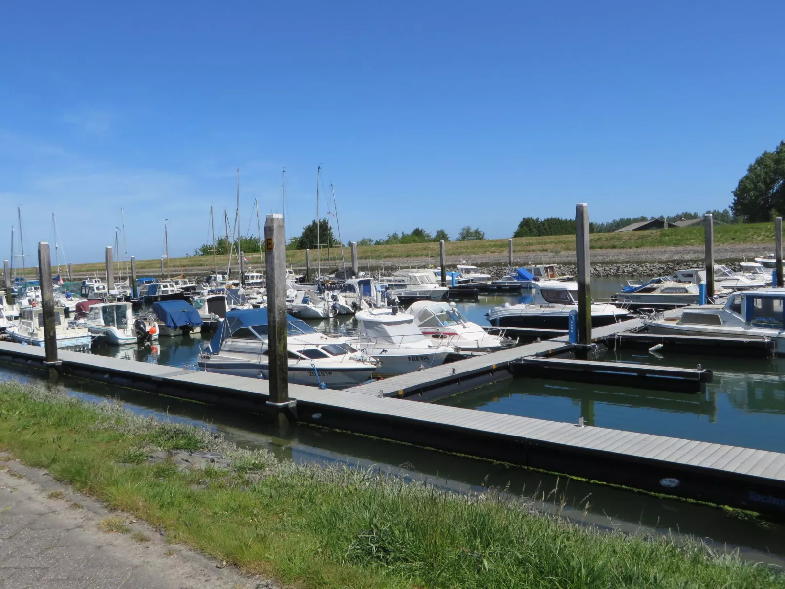 Gemütlicher Vier-Personen-Bungalow-Buiten