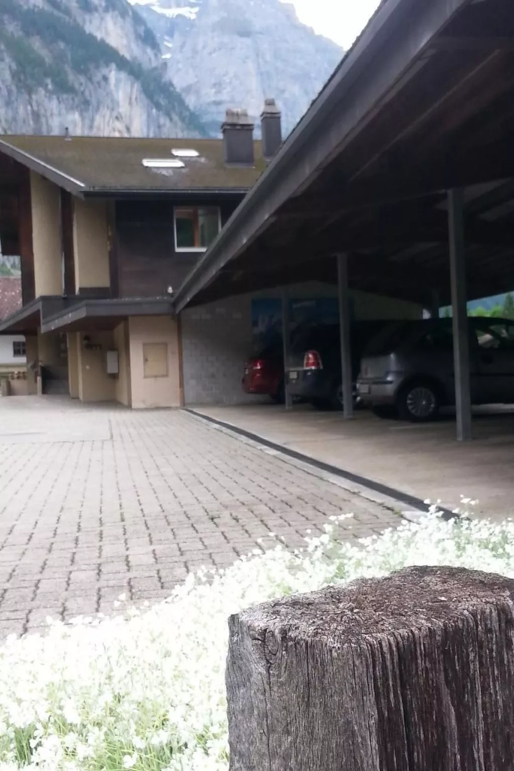 Gegenüber den Staubbach Wasserfällen-Buiten