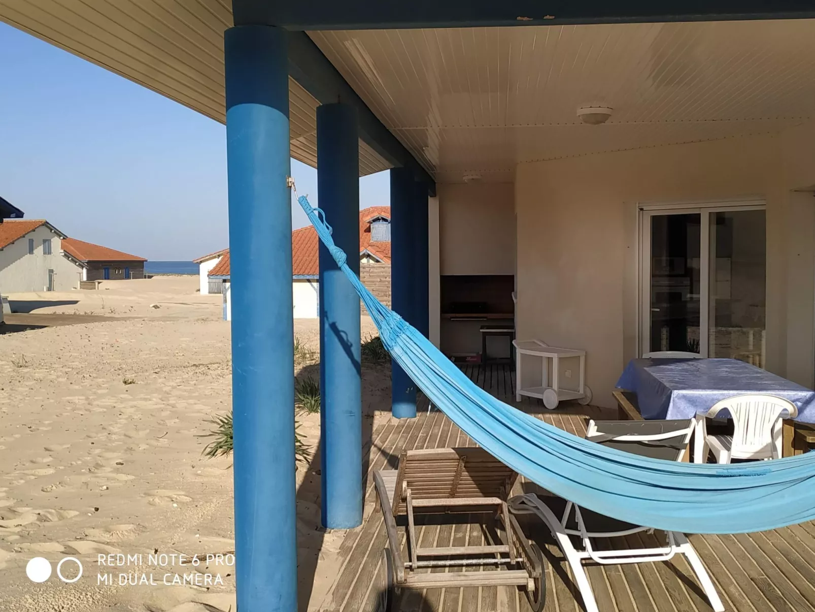 Haus am Meer, die Füße im Sand-Buiten