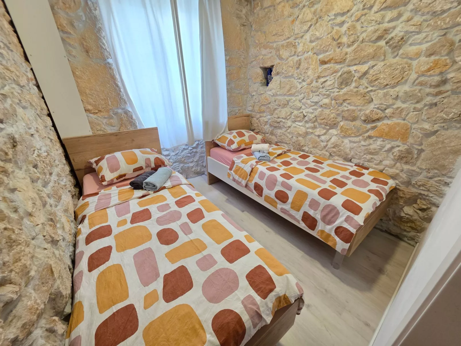 Steinhaus mit privatem Außenpool-Binnen