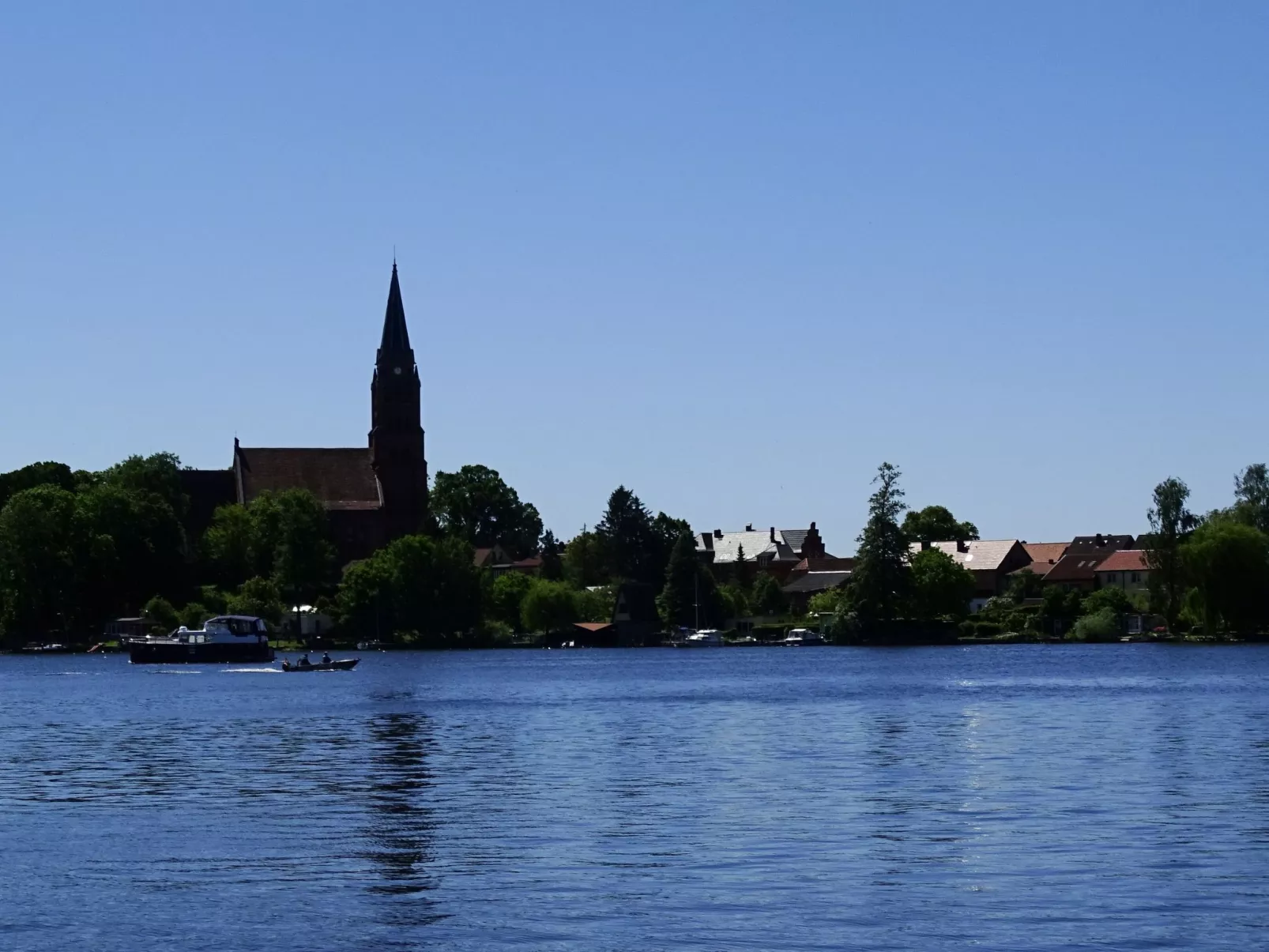 Gemütliches Dachgeschoss-Apartement mit Seeblick und großem Garten am Wasser-Buiten