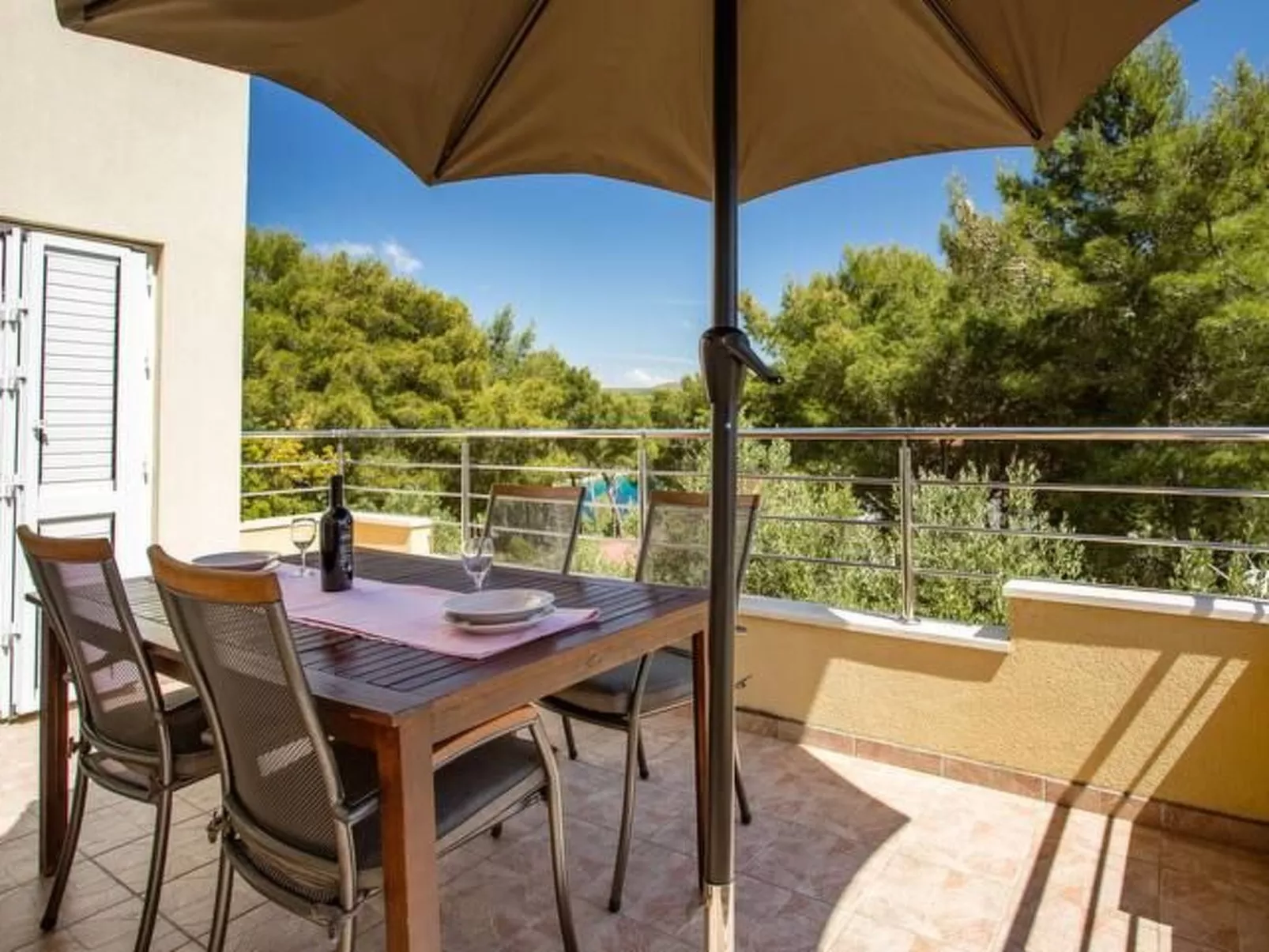 "Lile" mit Blick auf das Wasser-Image-tags.info