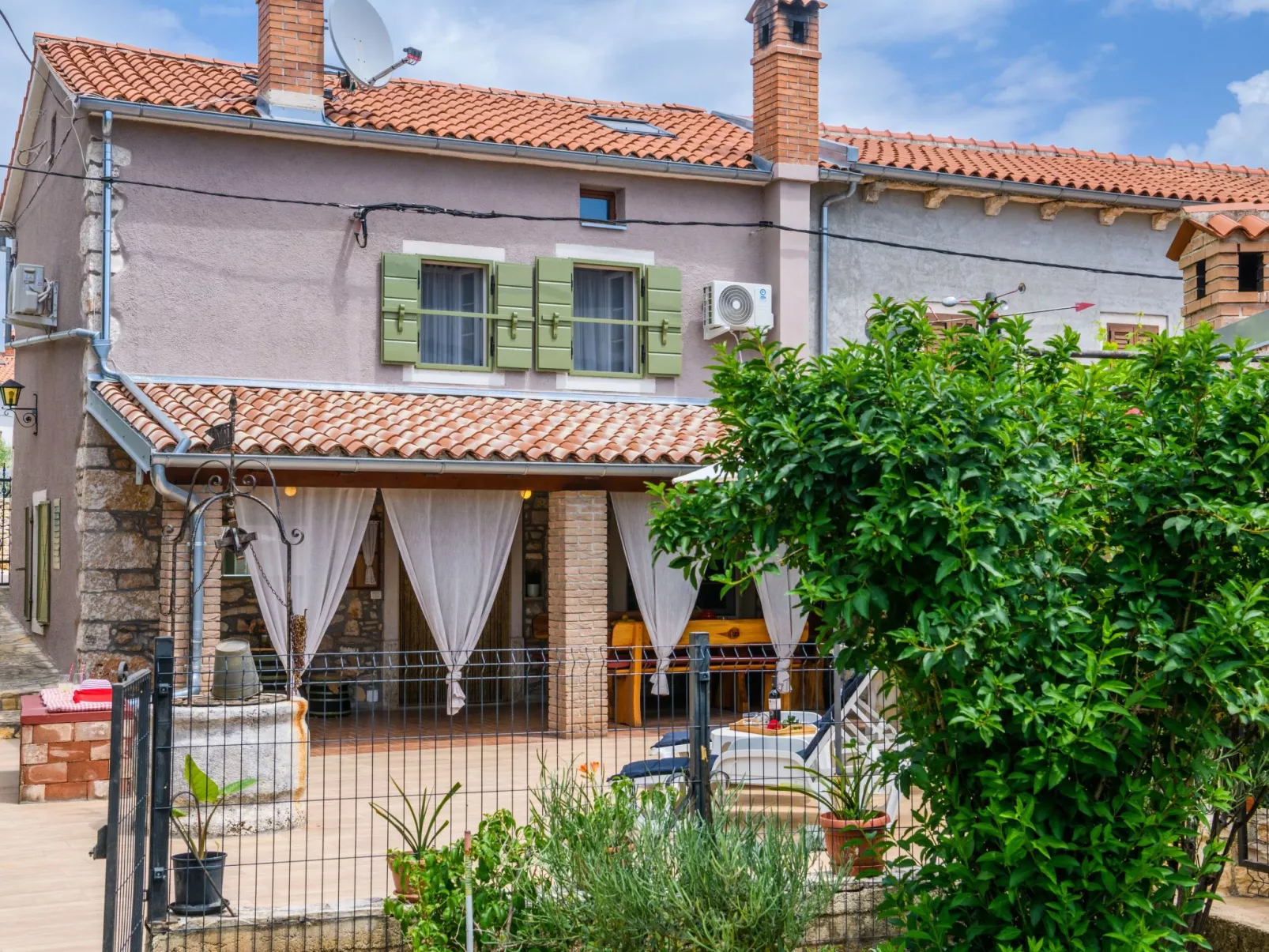 Mit Garten, Terrasse und Grill-Buiten