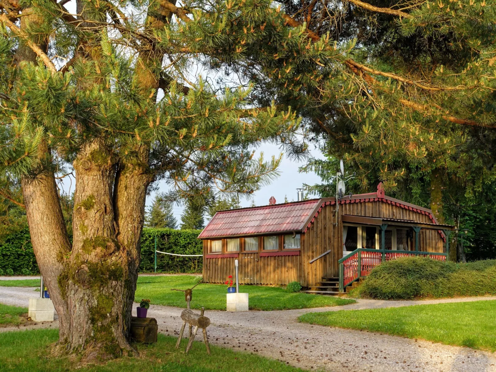 Charmantes Ferienhaus mit gemeinsamem Grill-Buiten
