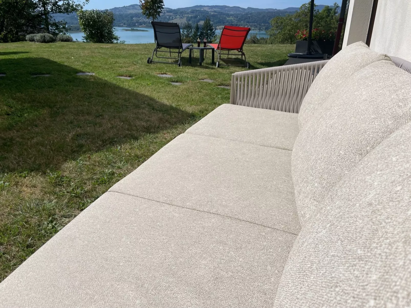 In Aiguebelette-Le-Lac mit Garten, Terrasse und Grill-Binnen