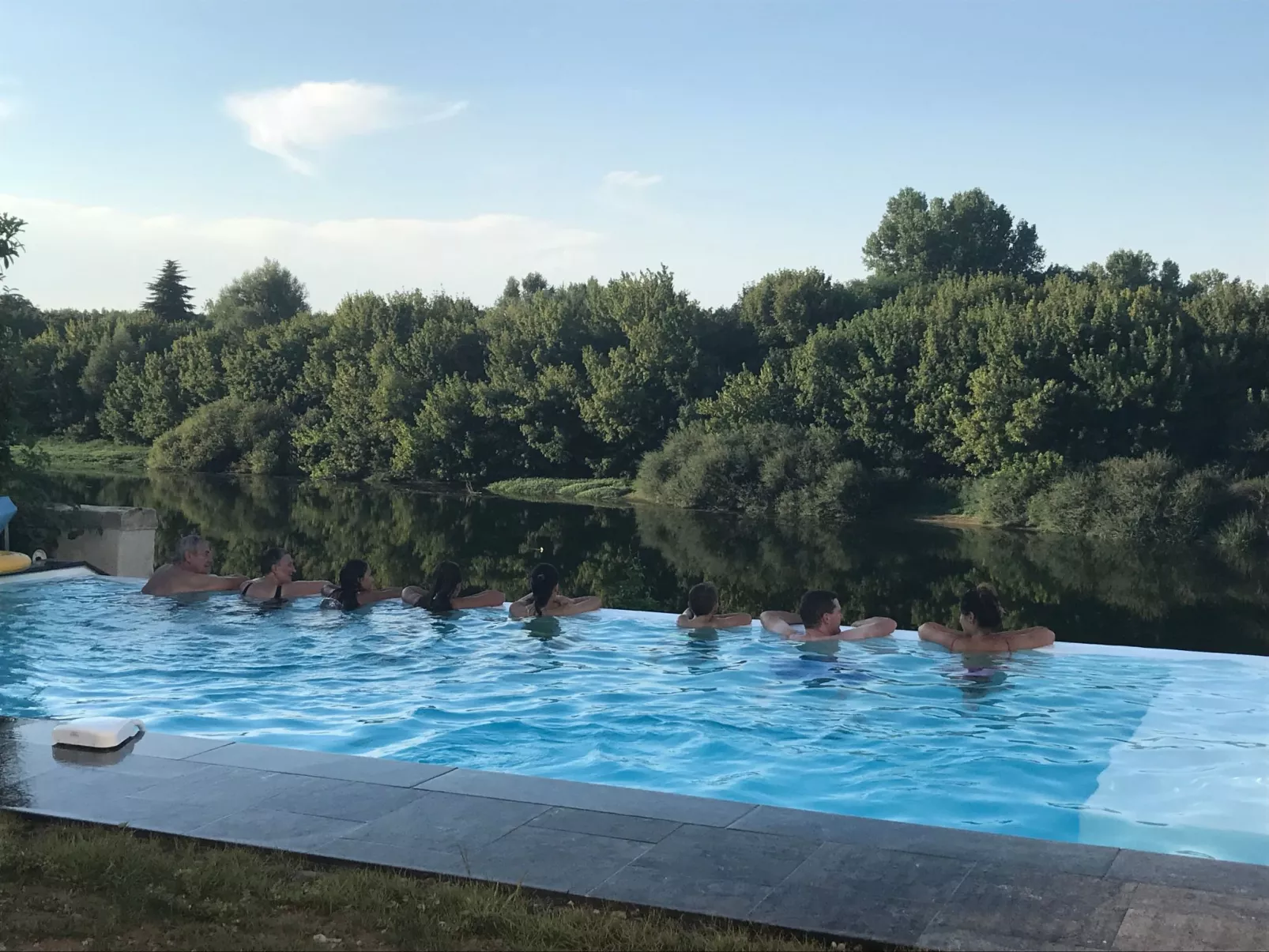 Schloss mit Überlaufpool an der Dordogne-Image-tags.info