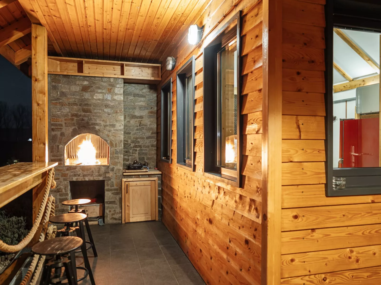 Kleines Haus mit Werkstatt-Buiten