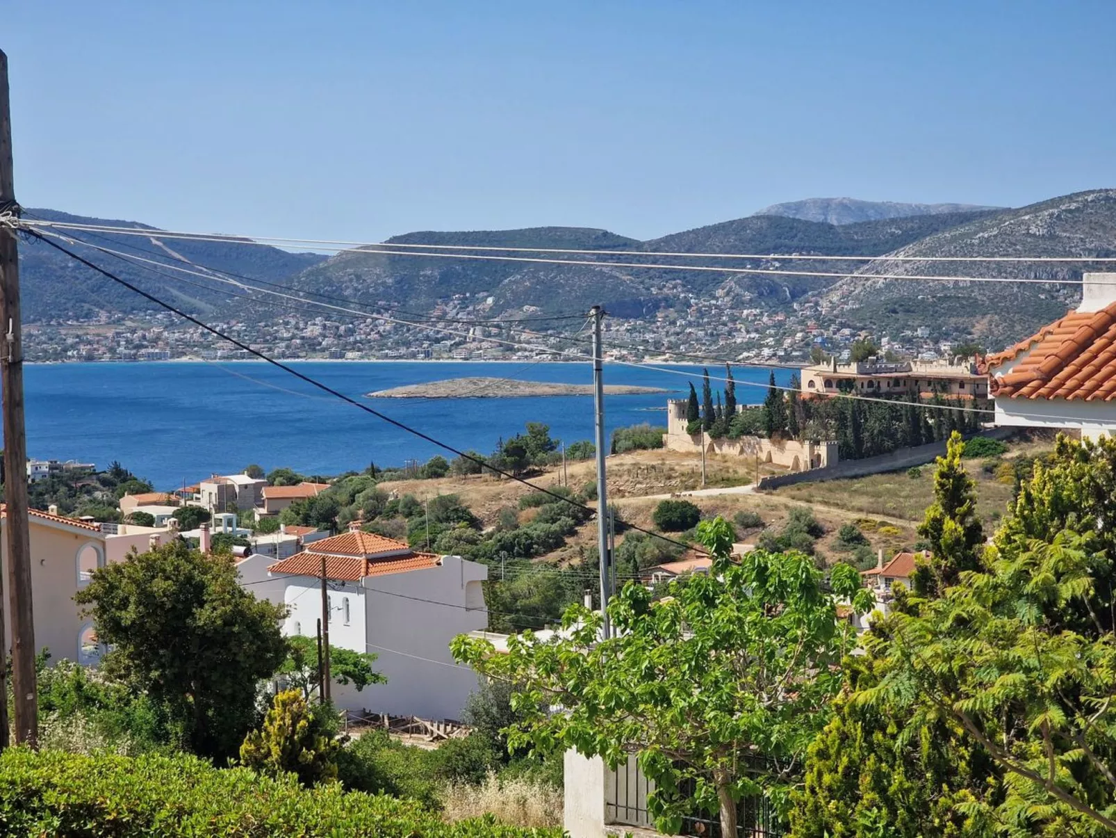 Vollständig umschlossene und großzügig angelegte dreistöckige Ferienvilla mit f-Buiten