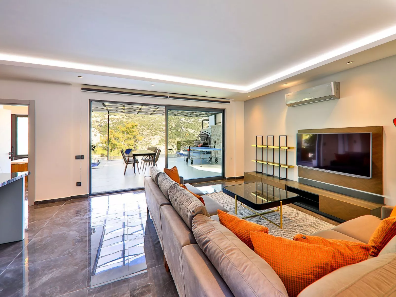 Mediterranean 1-Binnen