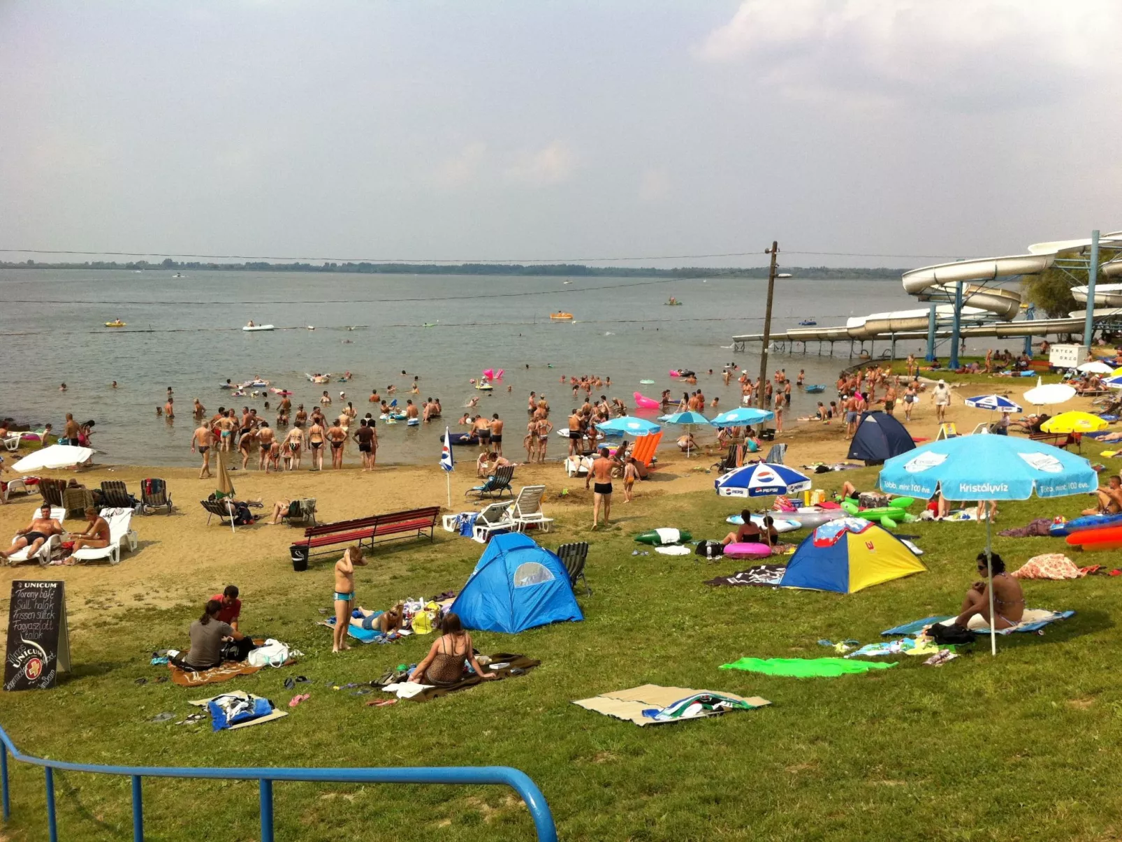 Hütte mit Garten, Grill und Terrasse-Buiten