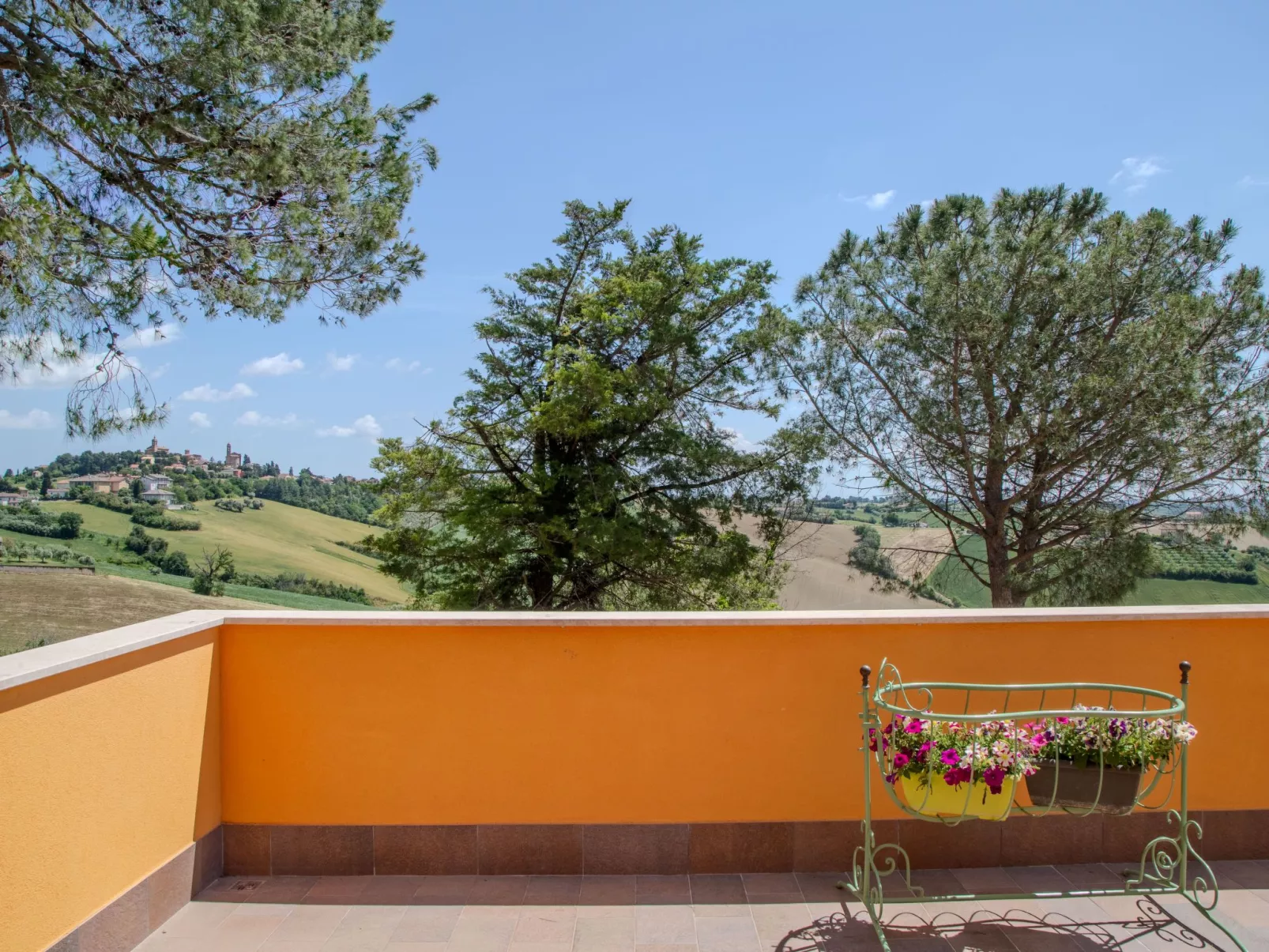 Haus mit Terrasse mit Aussicht und Gemeinschaftspool-Buiten