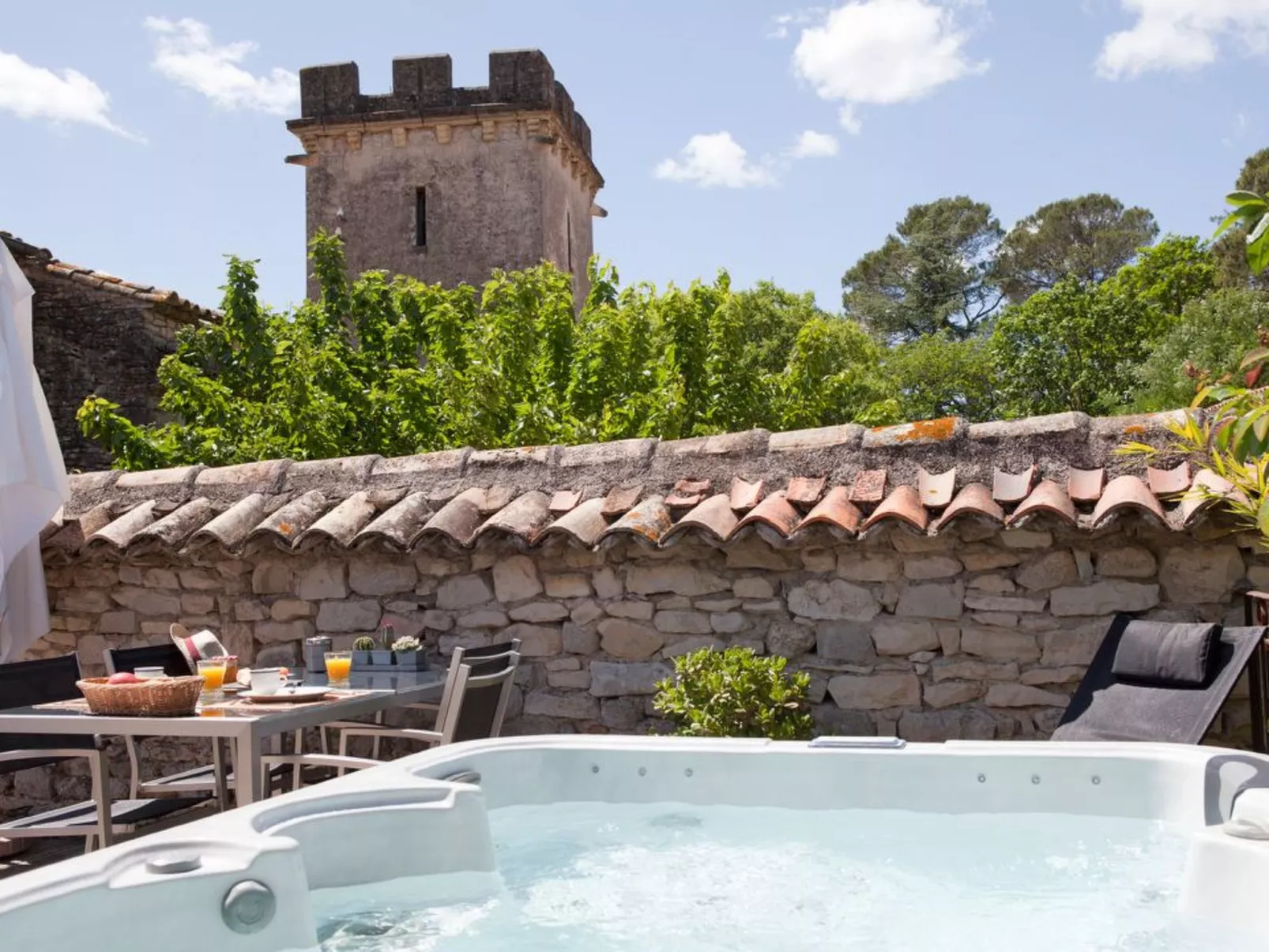 Domäne "Pavillon Mathéo" mit Infinity-Pool-Image-tags.info