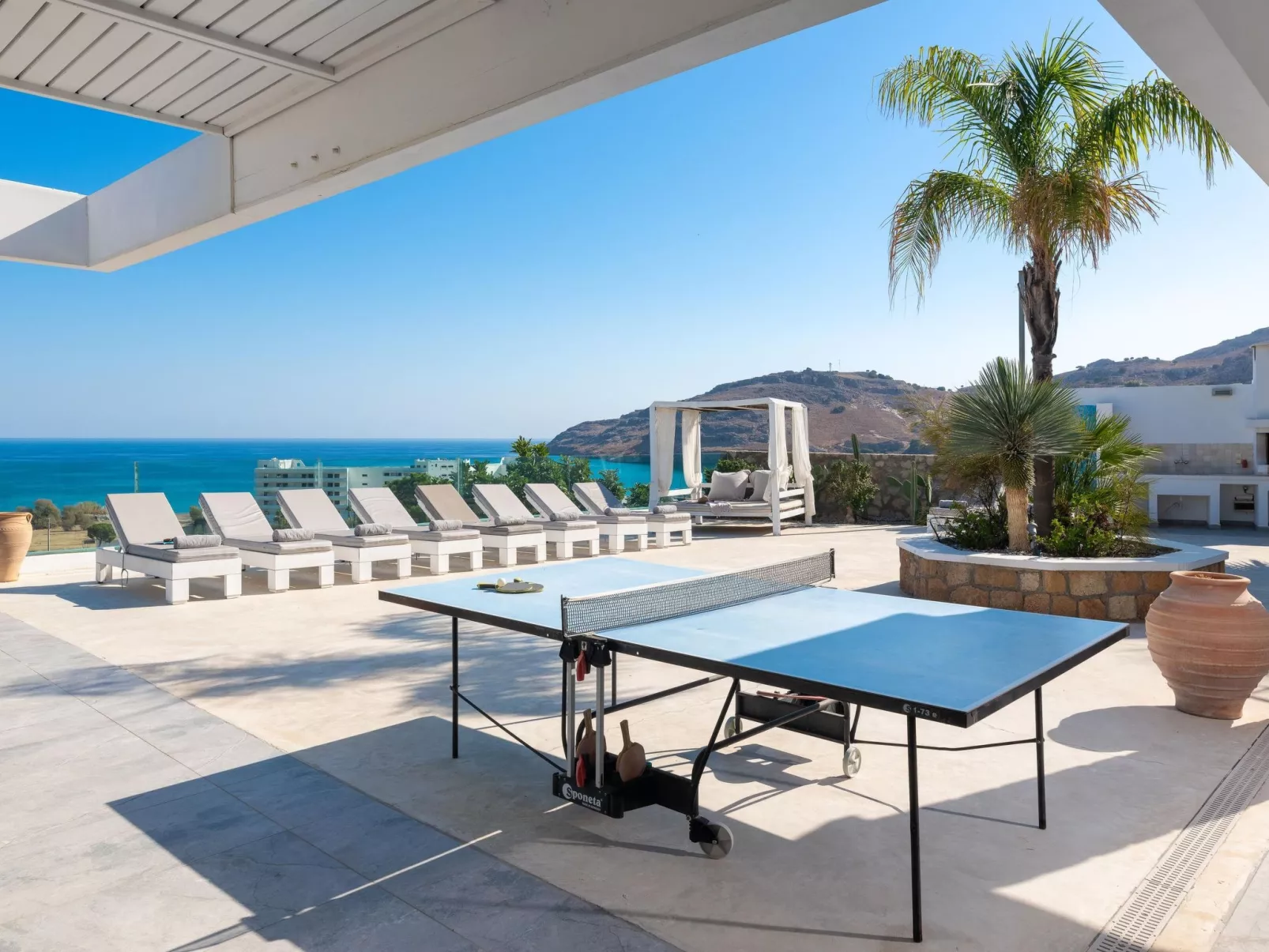 Moderne Luxusvilla-Buiten