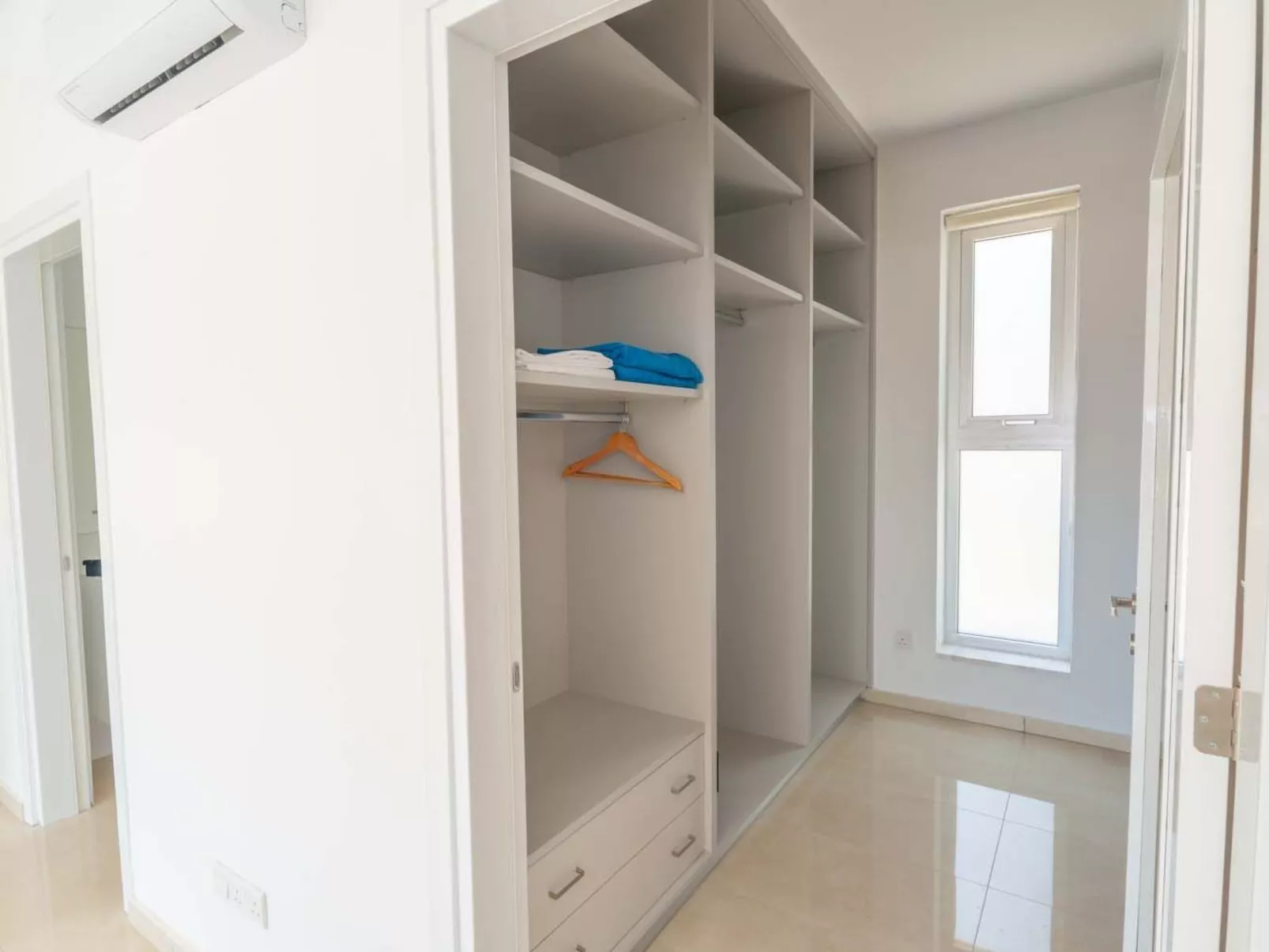 Luxuriöse Villa mit privatem Pool und Whirlpool-Binnen