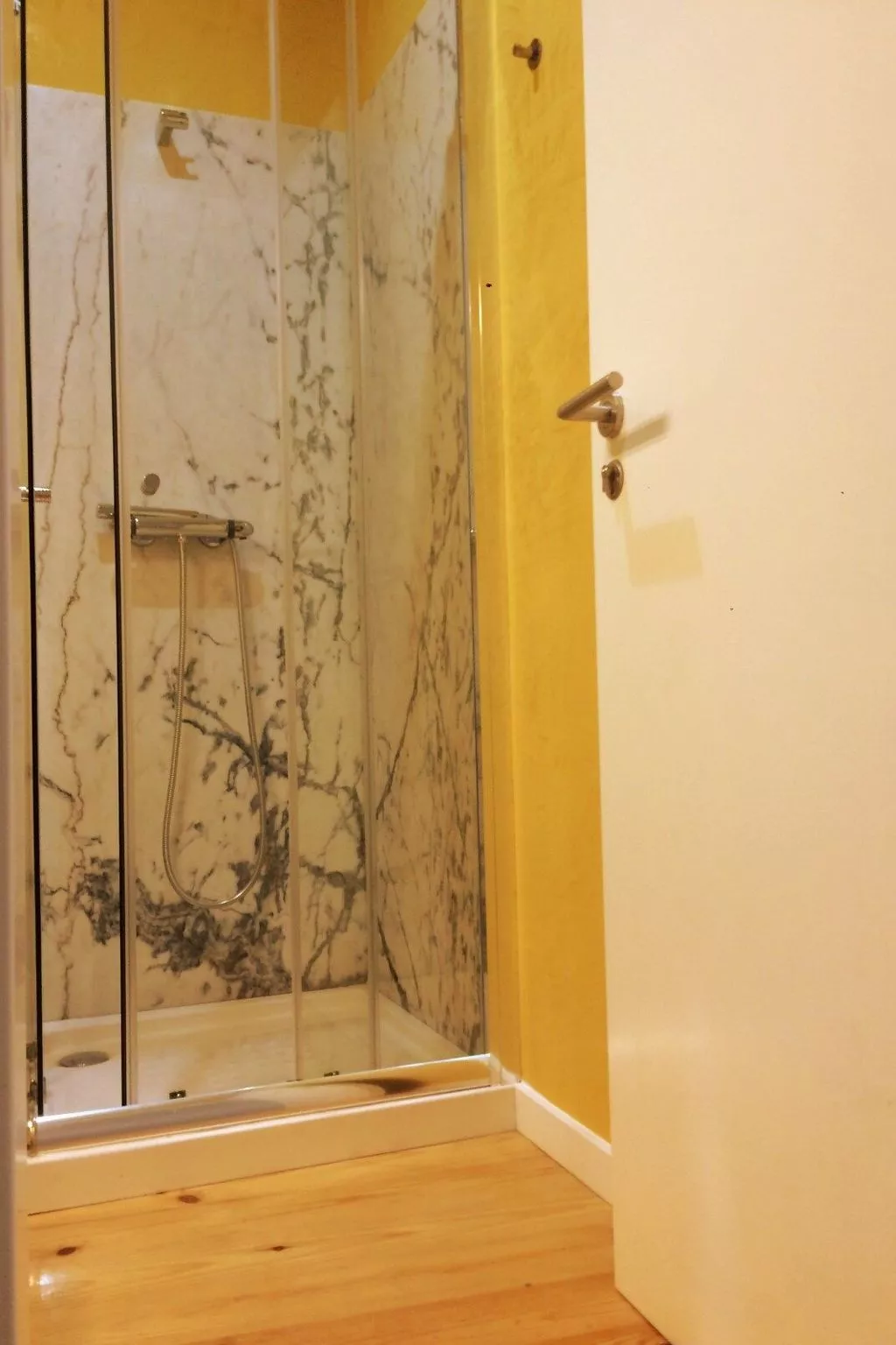 Gelbes Haus im historischen Zentrum-Image-tags.info