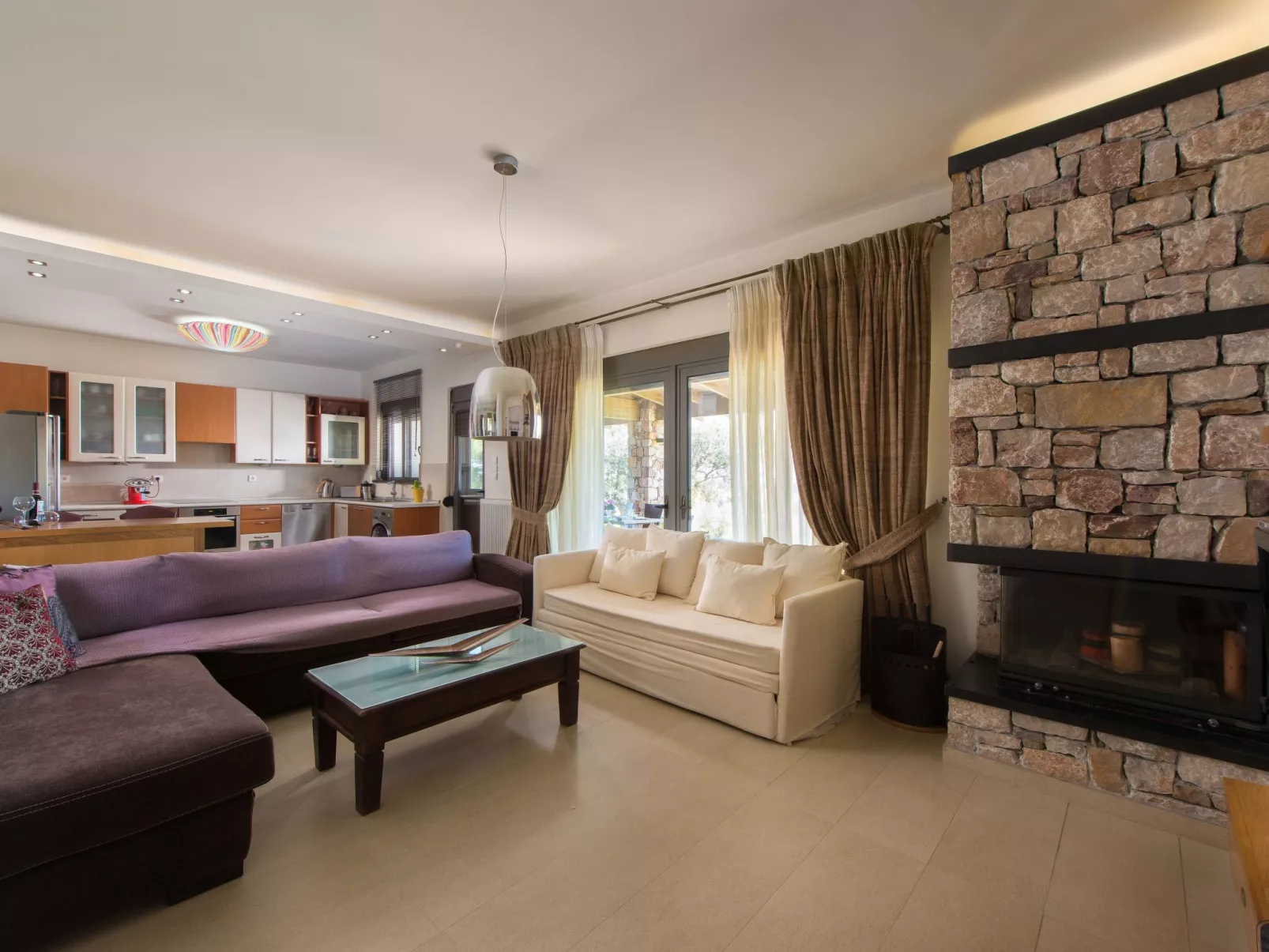 In Sgourou mit Parkplatz, Blick ins Grüne-Binnen