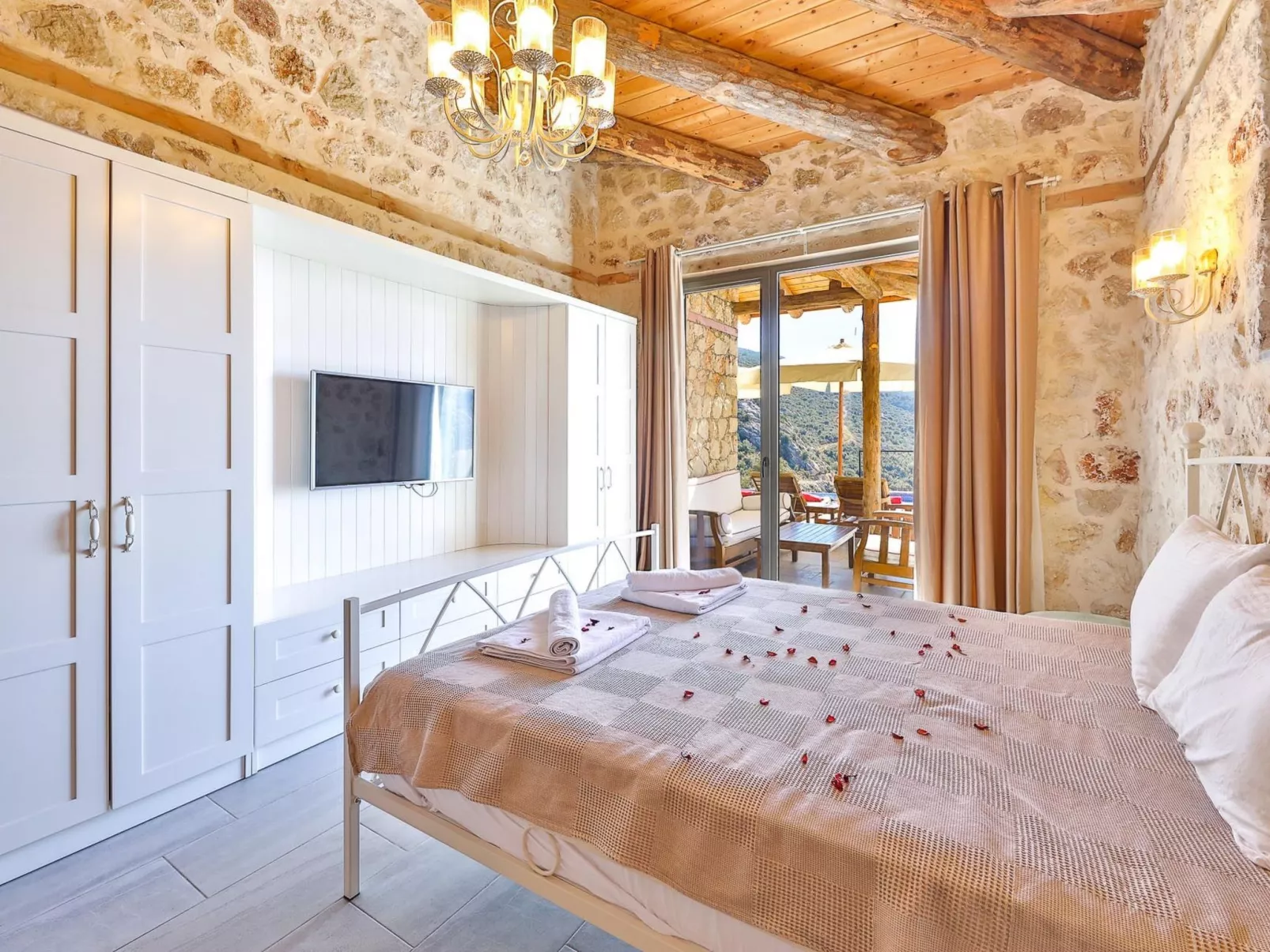 Traditionelles Natursteinhaus mit Sichtschutzpool-Binnen