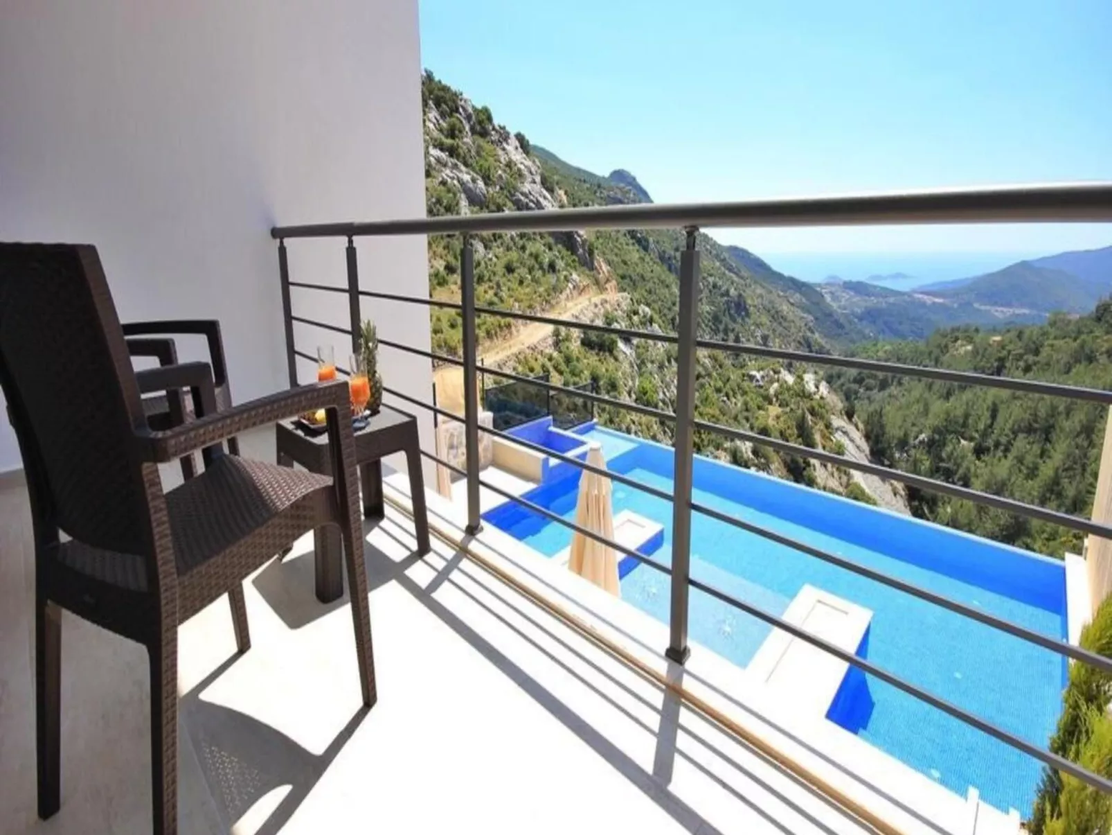 Villa mit Blick auf das Tal-Image-tags.info