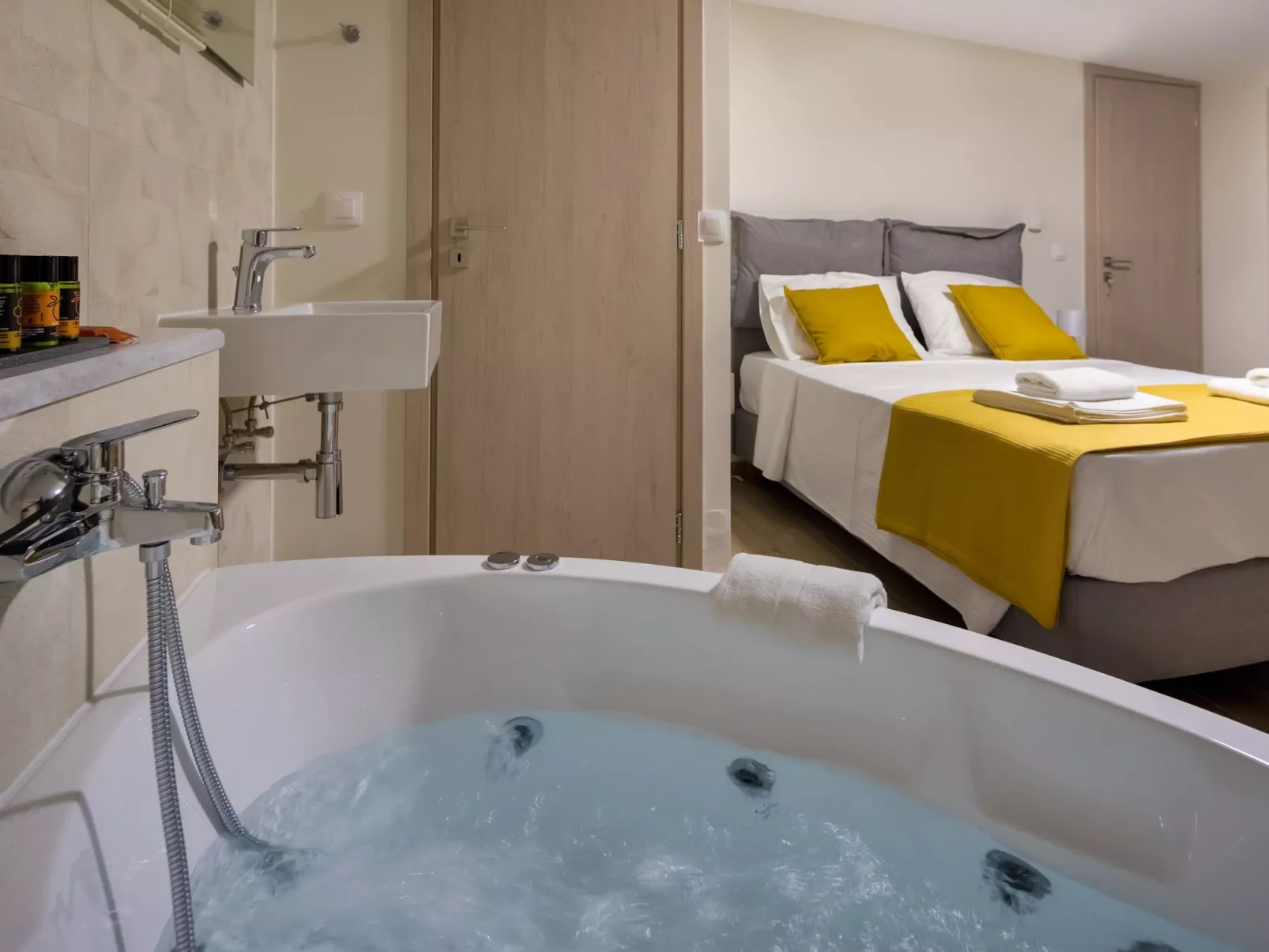 Haus in Agia Marina mit Außenpool-Binnen