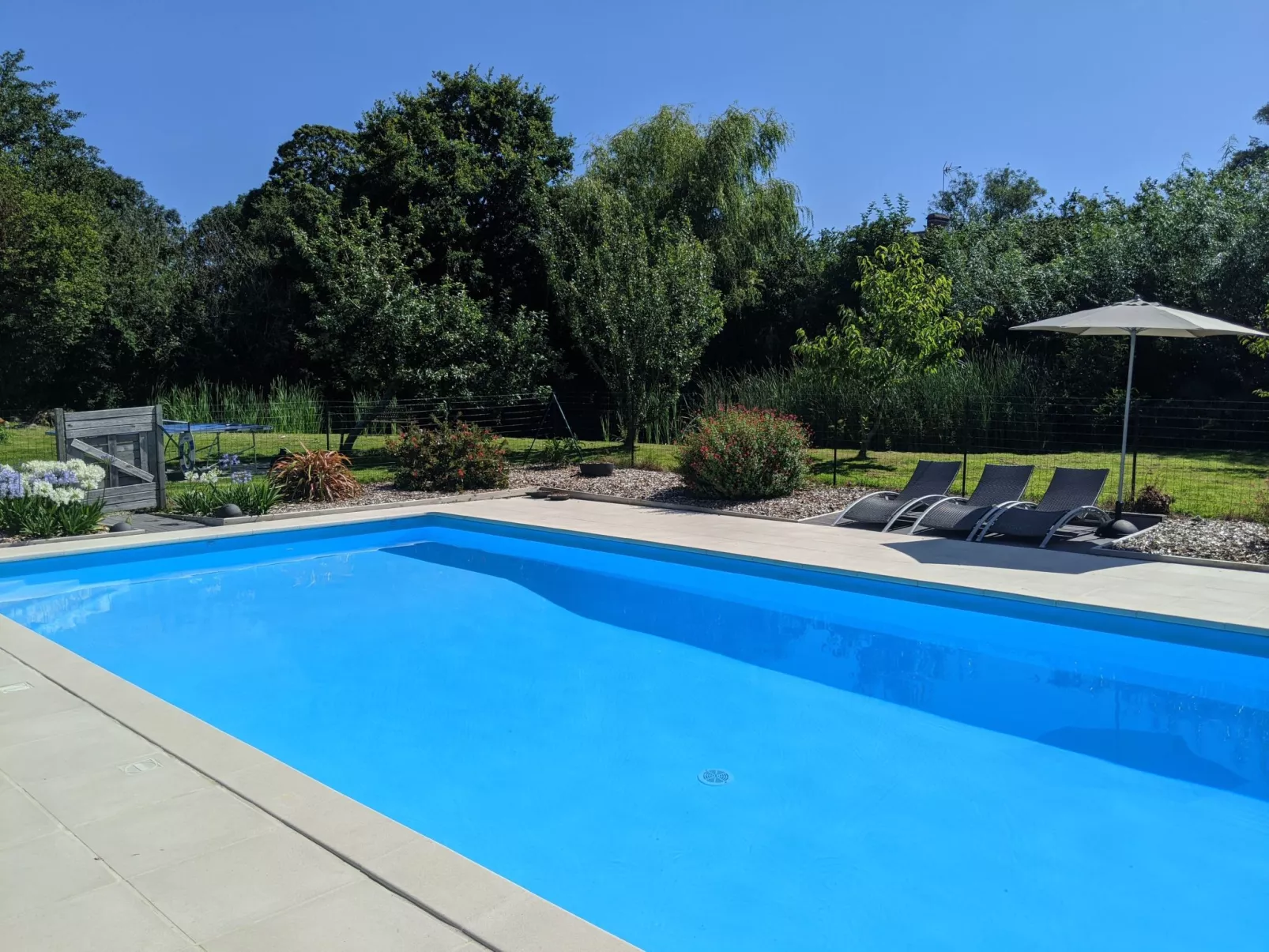 In Vesly mit Beheiztem gemeinsamem Pool-Buiten