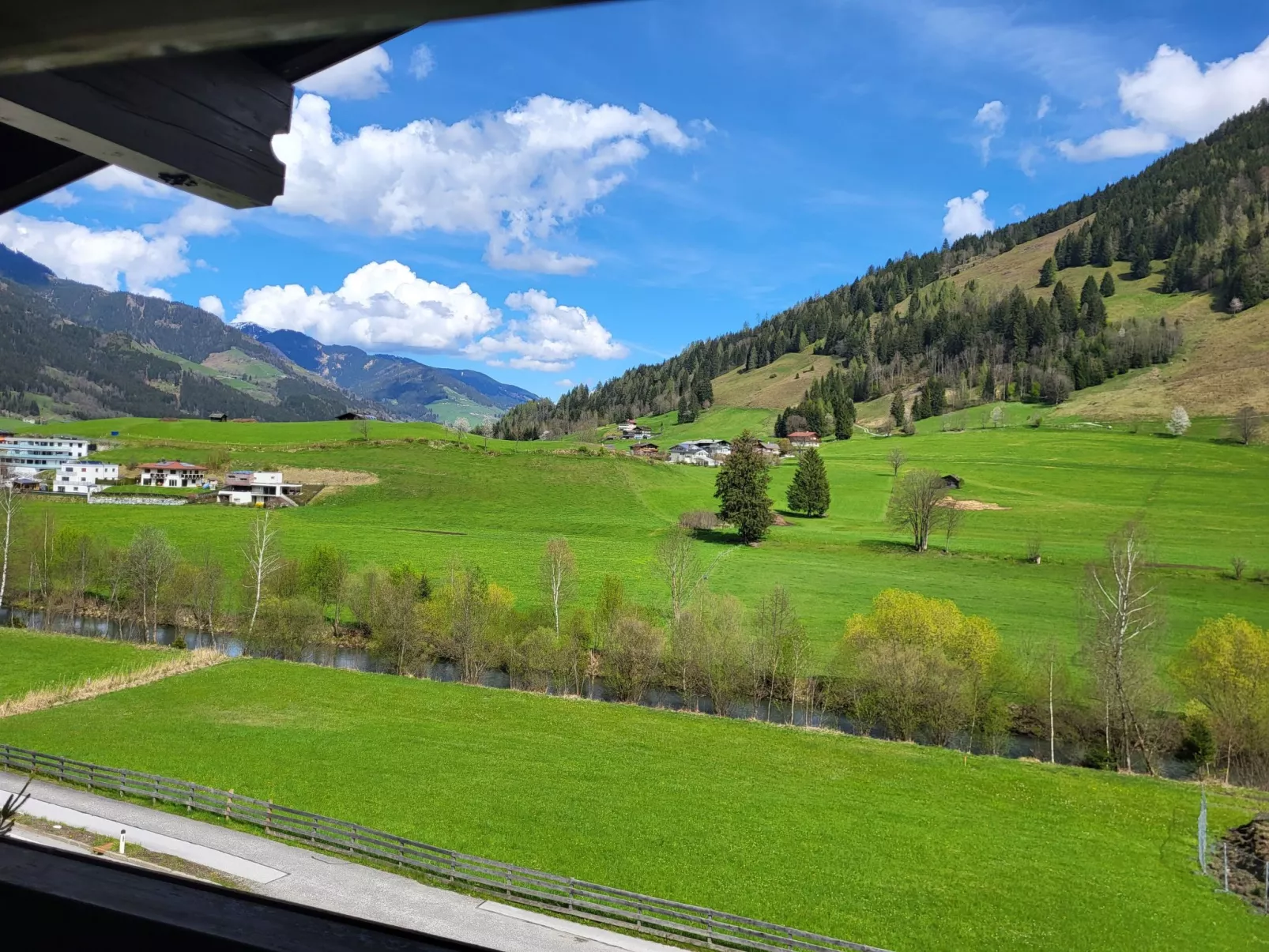 Geräumige Wohnung mit zwei Schlafzimmern und Balkon-Buiten