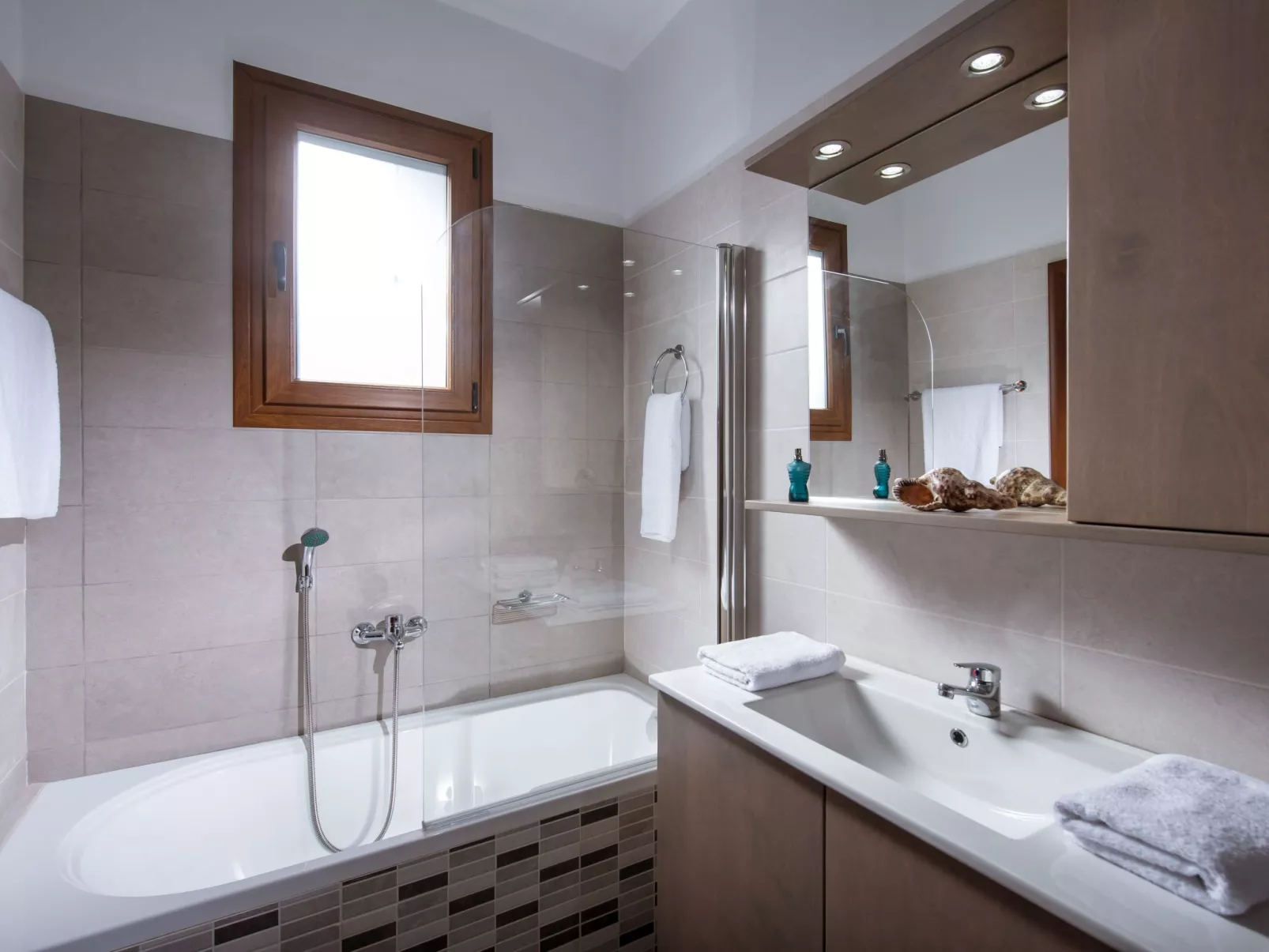 Villa mit Panoramablick Pool und Grillplatz in Strandnähe-Binnen