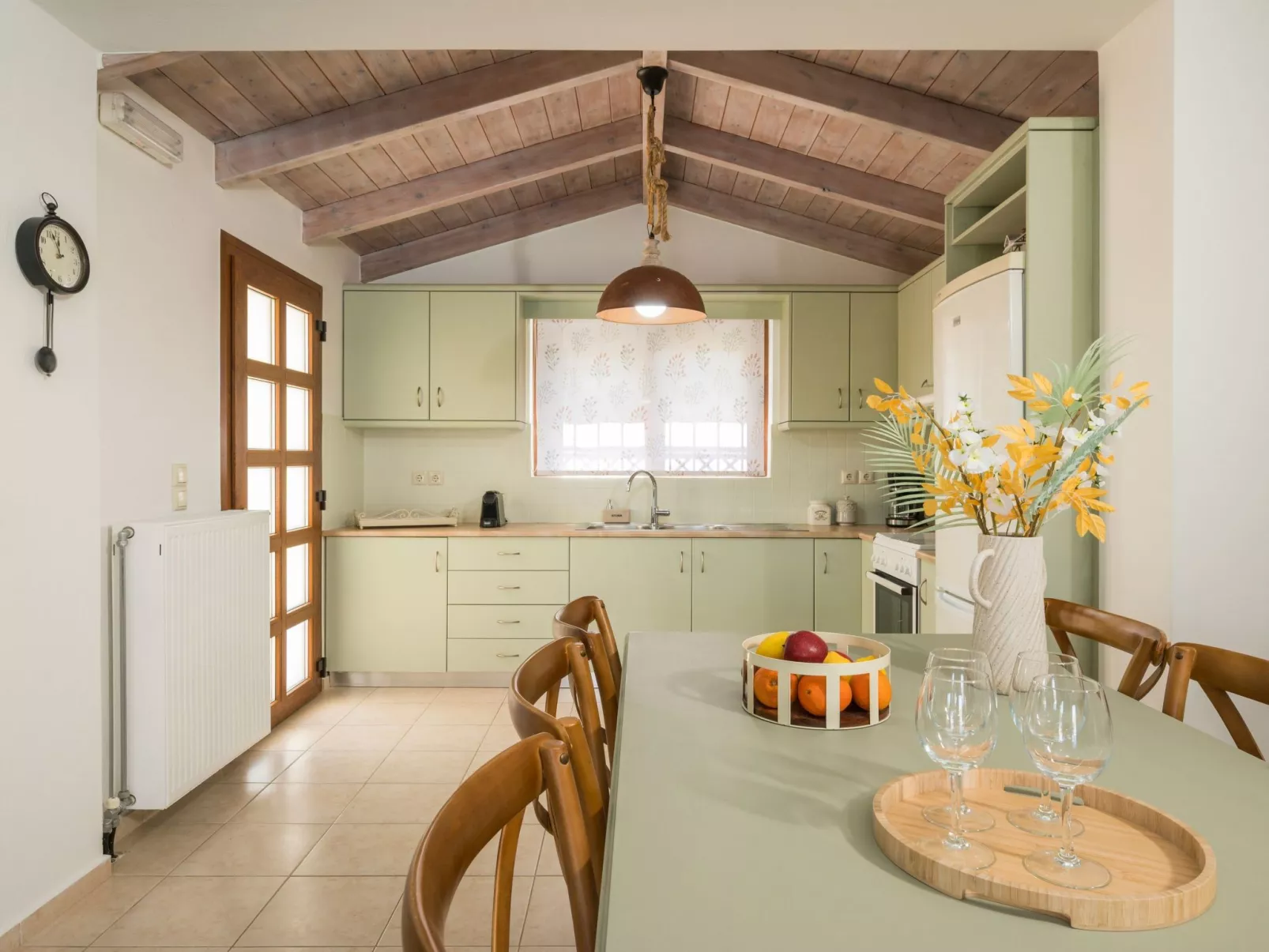 Villa mit Seeblick und Pool in der Nähe von Restaurants-Image-tags.info