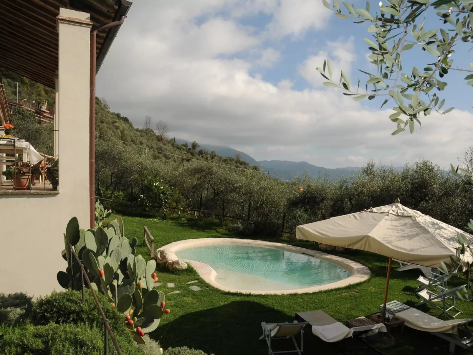 Villa mit Garten, Grill und Terrasse-Buiten