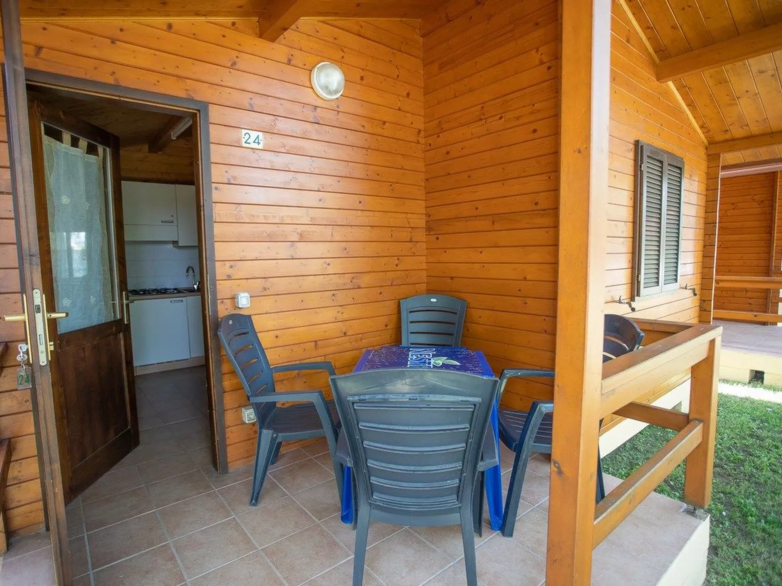 Bungalow aus Holz mit Veranda und nah am Strand.-Image-tags.info