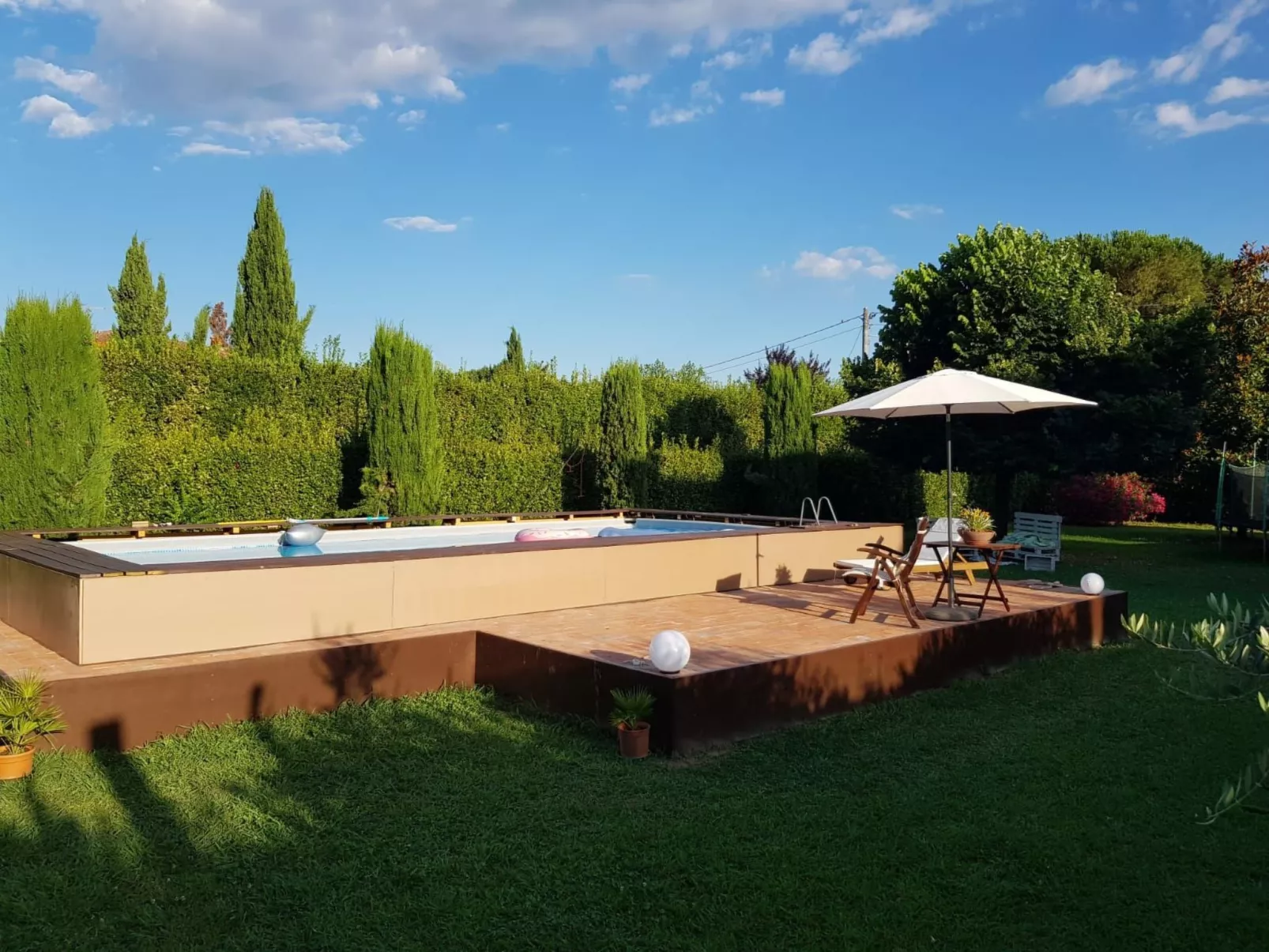 Unterkunft in einer Villa, Schwimmbad und großer Garten