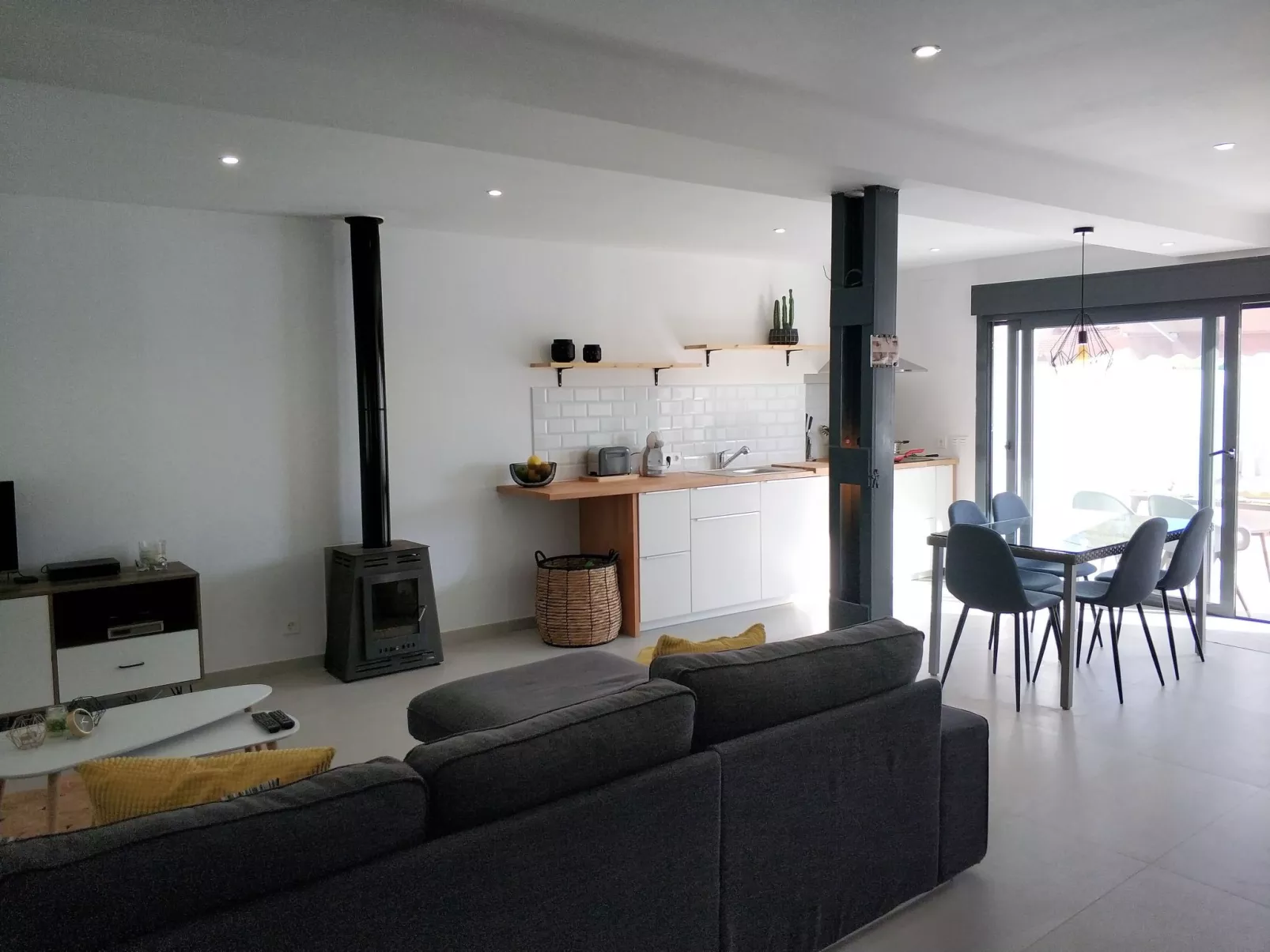 "Arenas house" mit Pool-Binnen