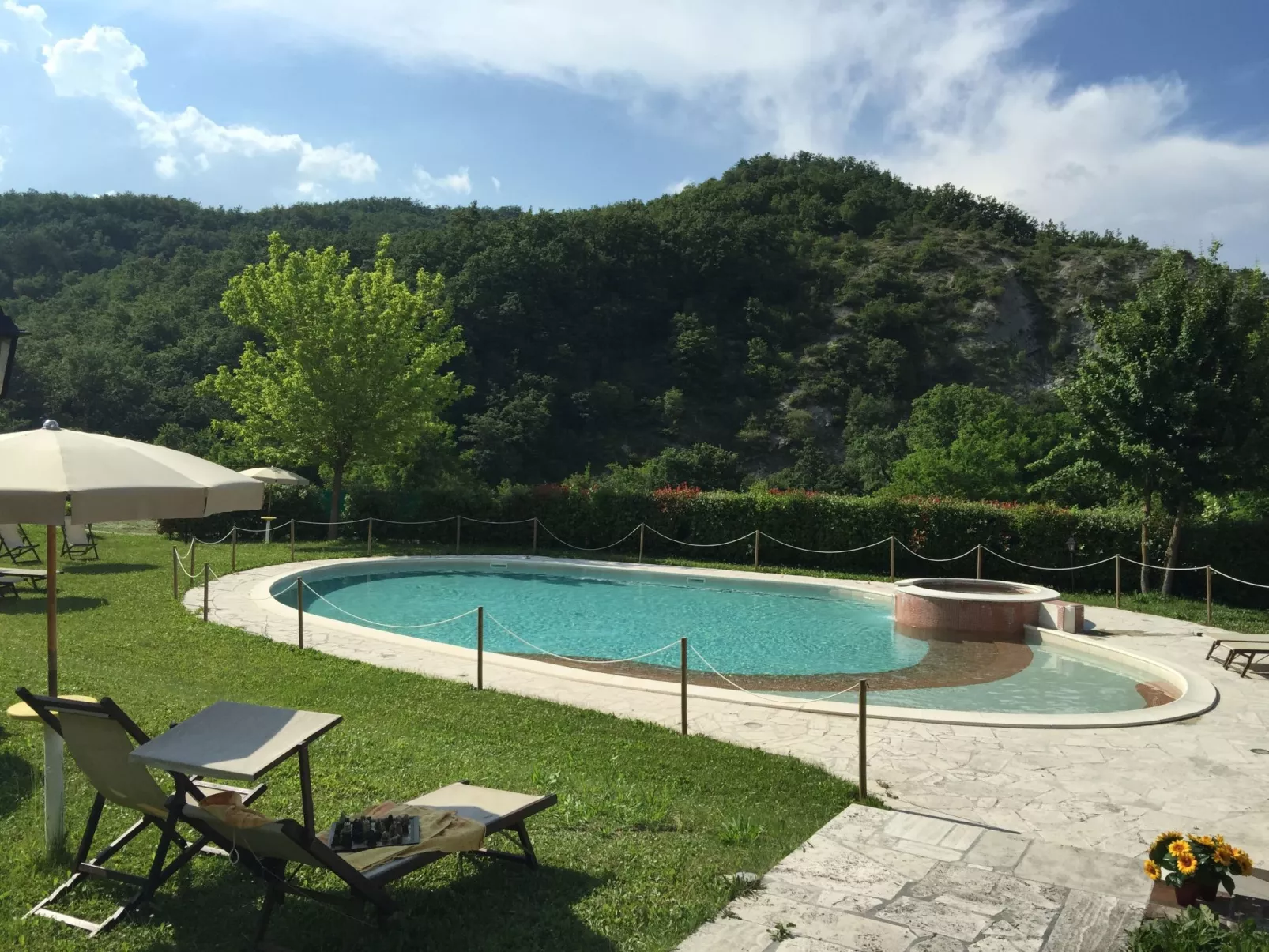 Unterkunft in einer Höhle mit Whirlpool-Buiten