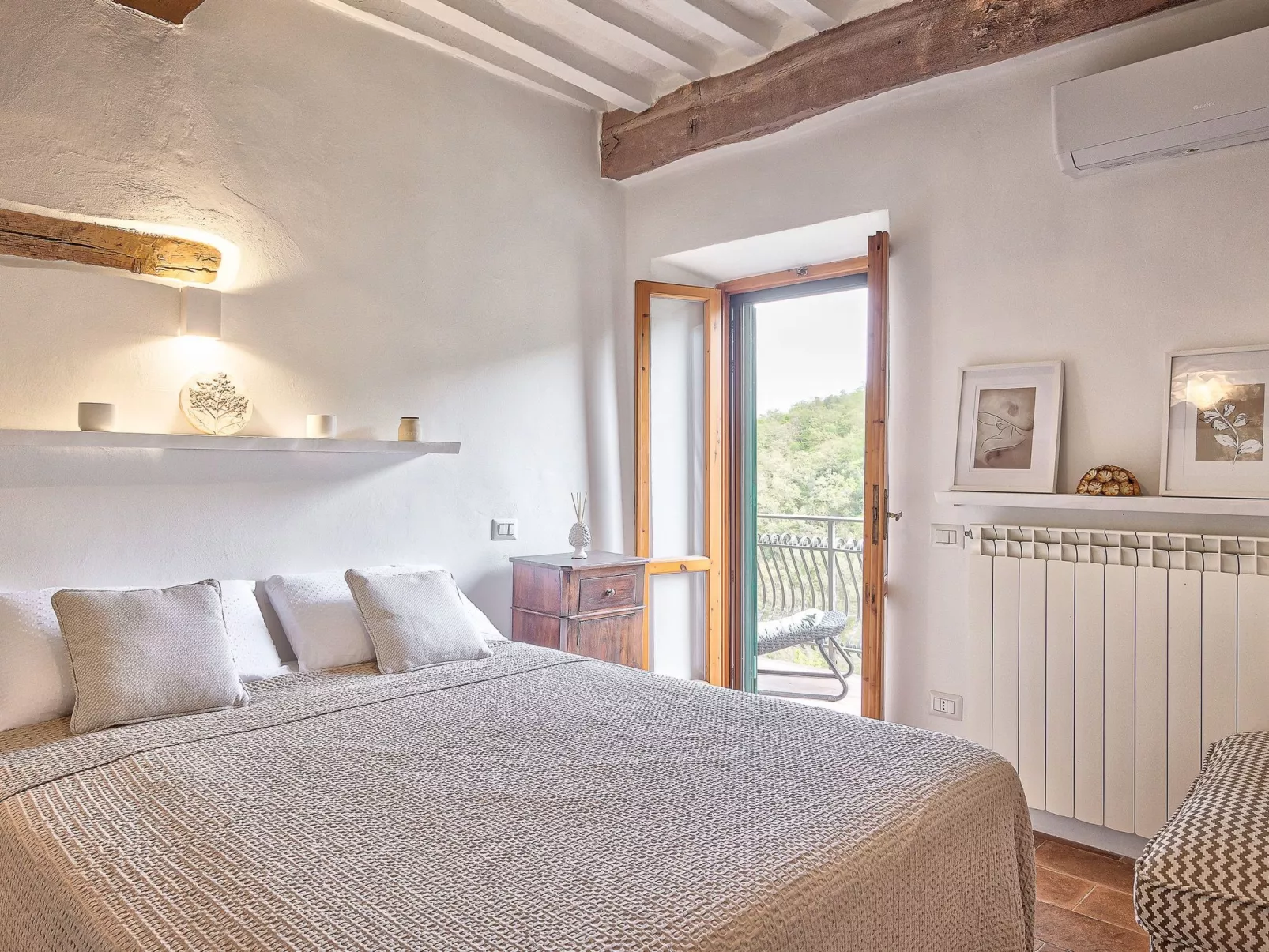 Charmante toskanische Wohnung mit Balkon und Blick.-Binnen