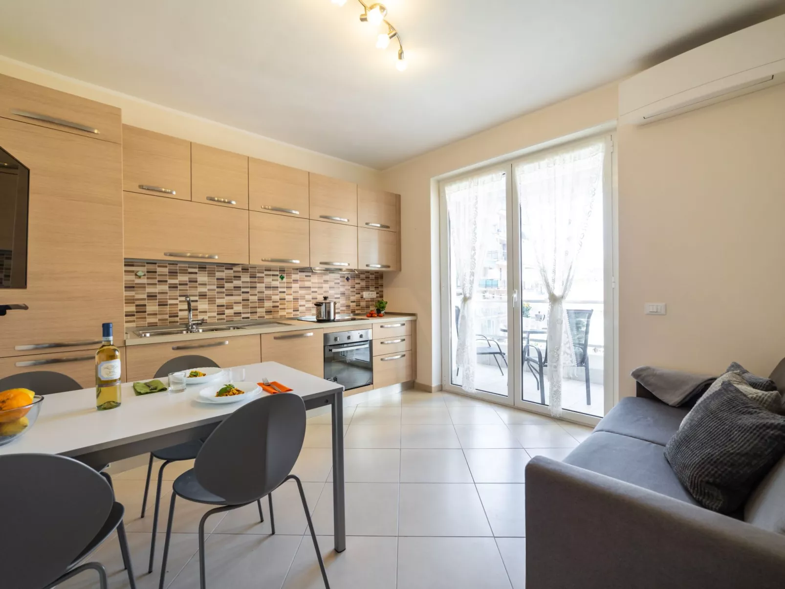 "Sirio" mit Gemeinschaftspool und 200 m vom Meer entfernt-Binnen