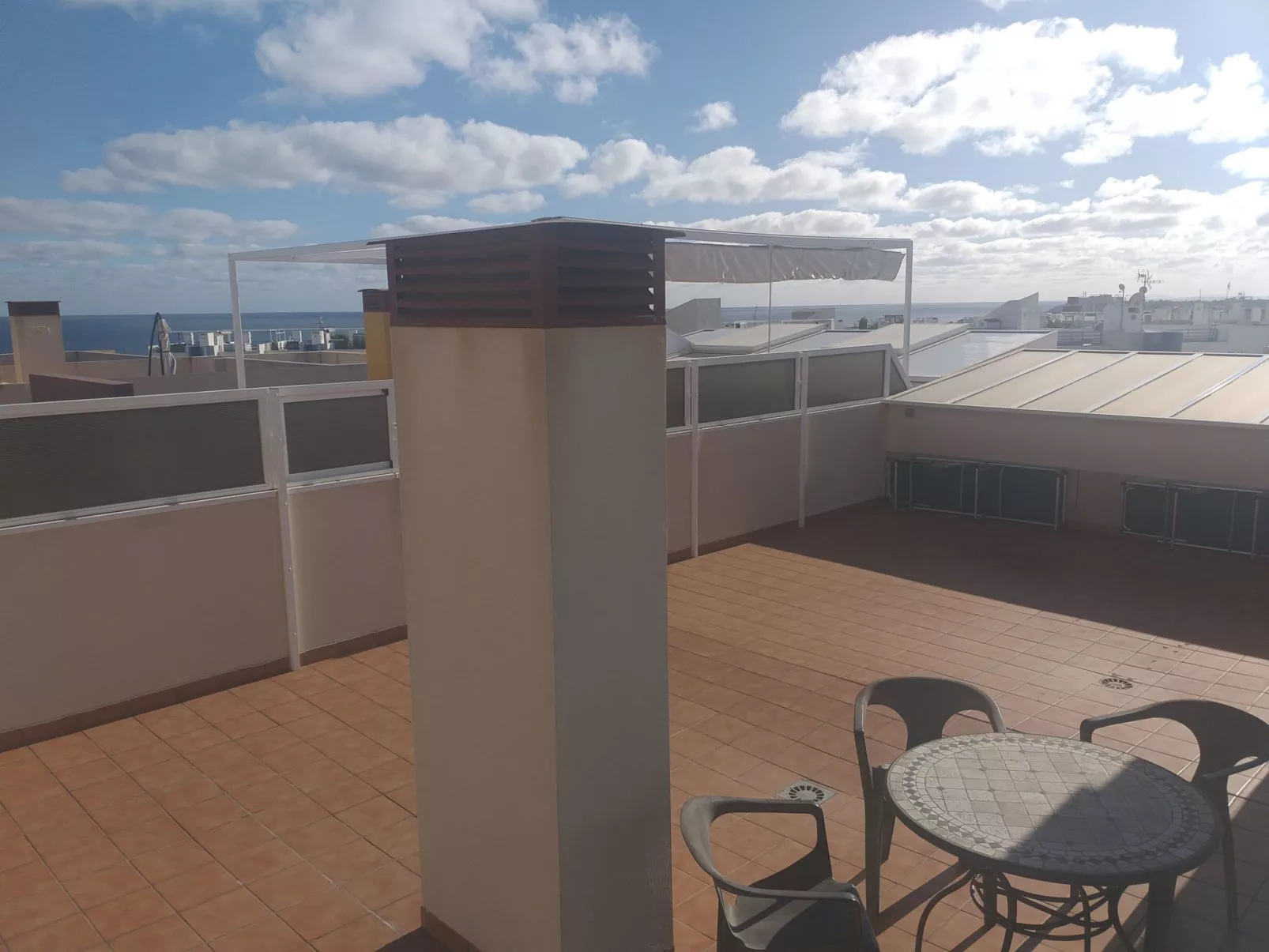 Schönes Appartement mit Grill, Pool und Terrasse-Buiten