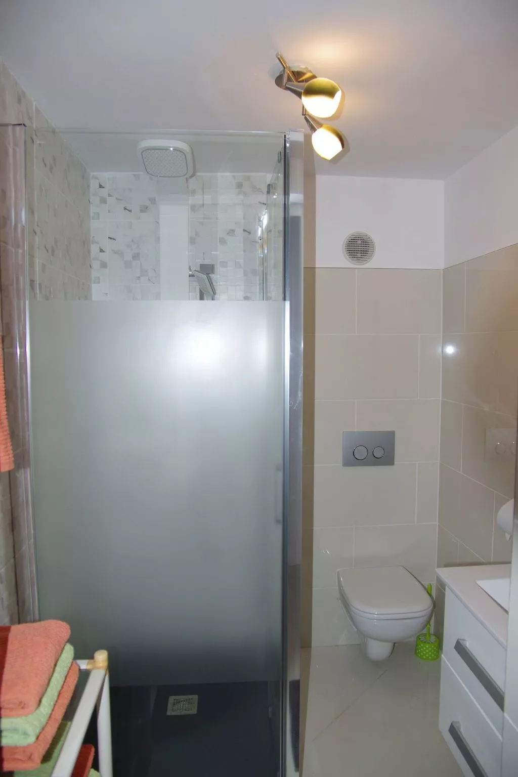 Sonniges Ferienhaus mit Grill, Garten und Pool-Binnen