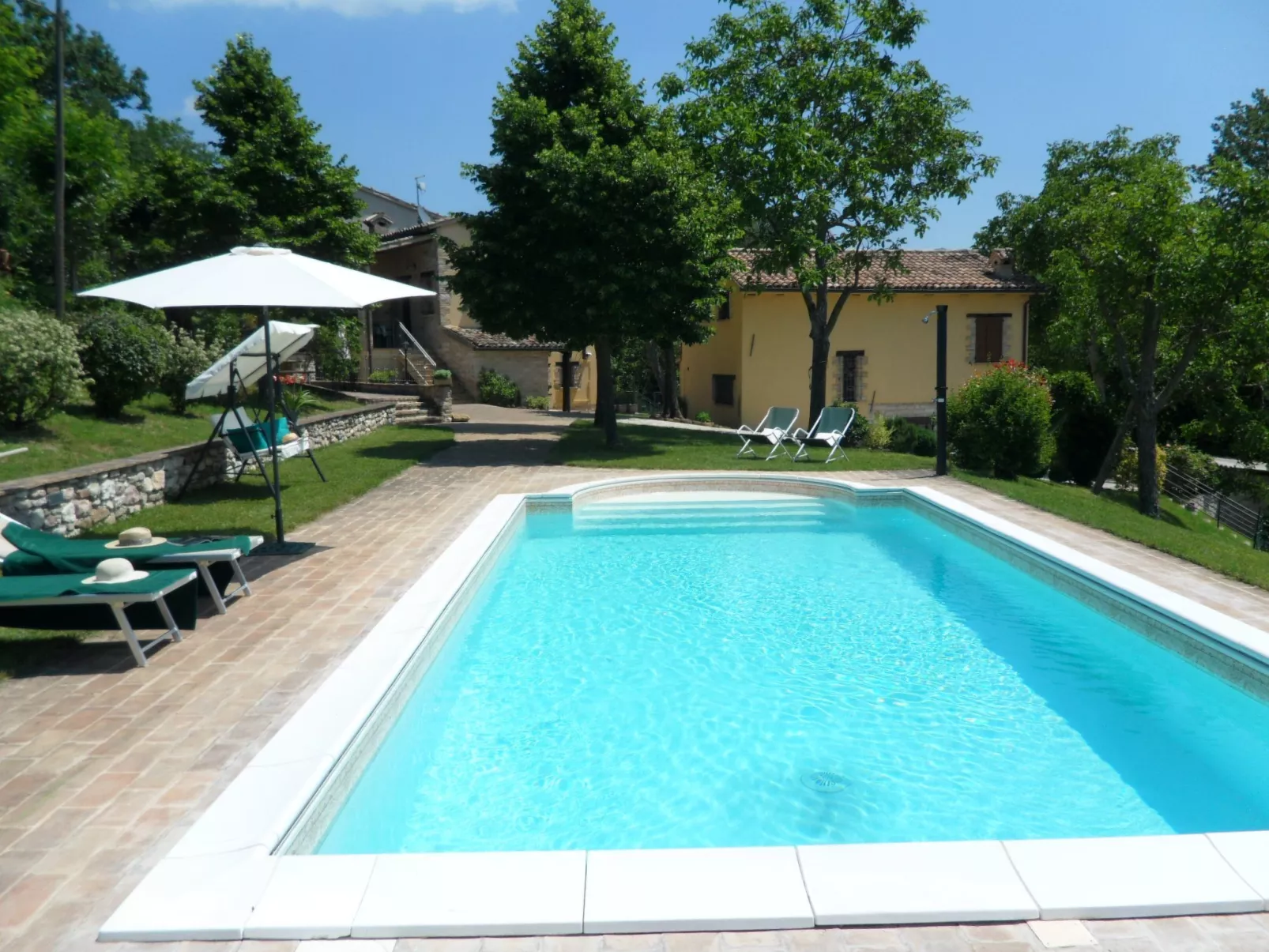 Rose in Cagli-Buiten