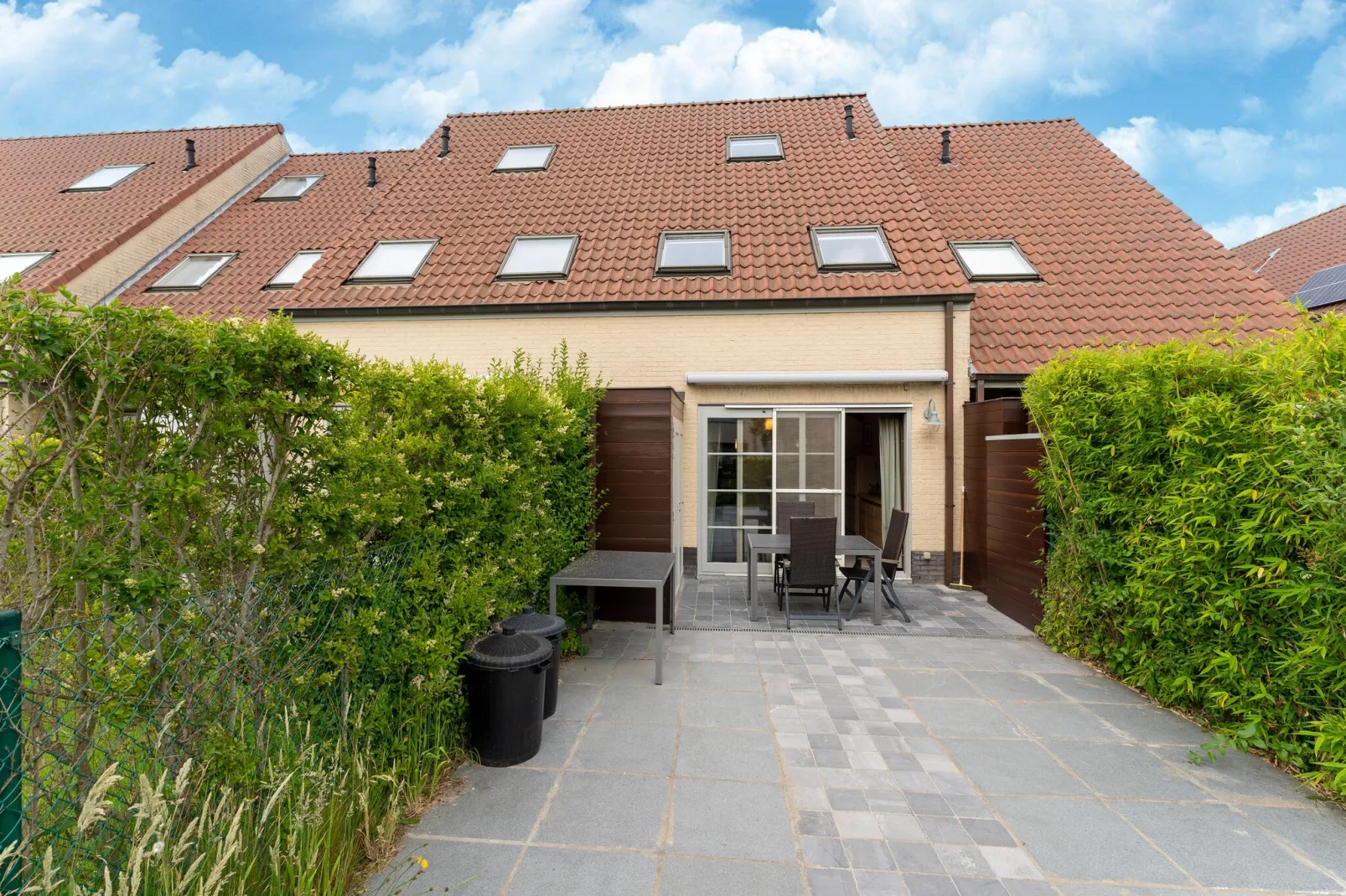 Fijn vakantiehuis in De Haan met barbecue en carport-Buitenkant zomer