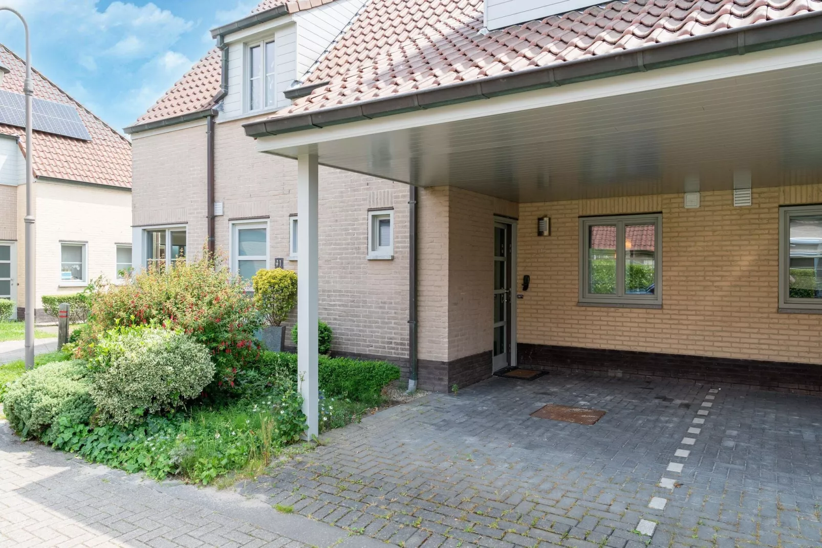 Fijn vakantiehuis in De Haan met barbecue en carport-Buitenkant zomer