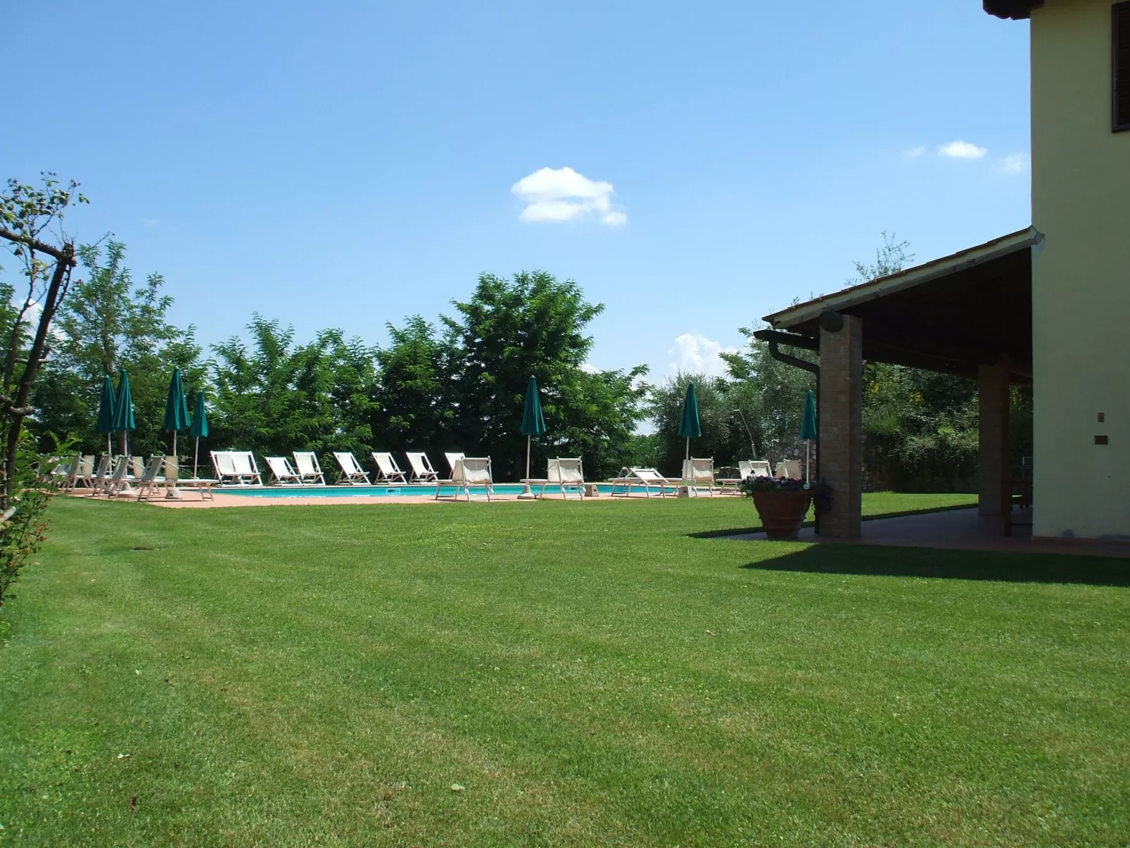 Bouganville' Anwesen mit Terrasse-Buiten