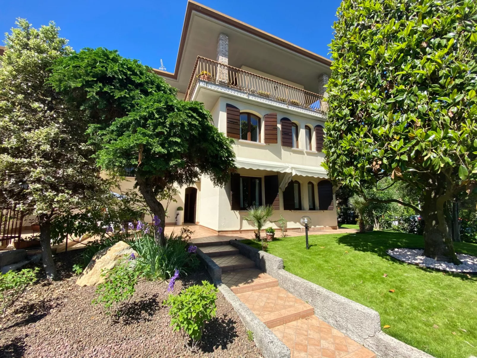 Gemütliche Drei-Zimmer-Wohnung mit Garten-Buiten